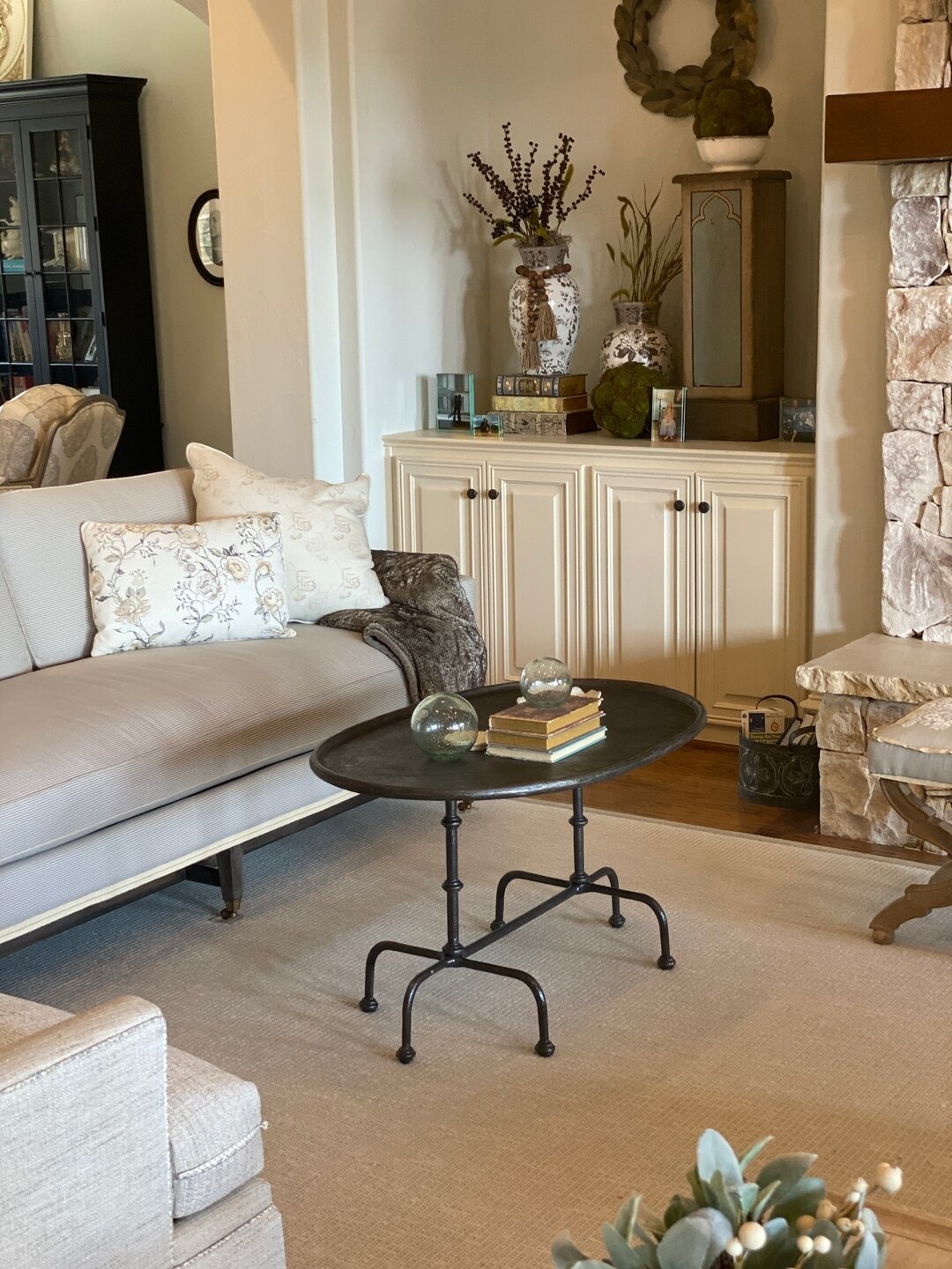 Living light and bright⁣&bull;
#VTID #VirginiaTurnerInteriorDesign #interiors #interiordesign #homestyle #howyouhome #texasinteriordesign #texashomes #showmeyourstyled #home #homedecor #sodomino #homeinspo #realhomesofinstagram #fortworthliving #fort