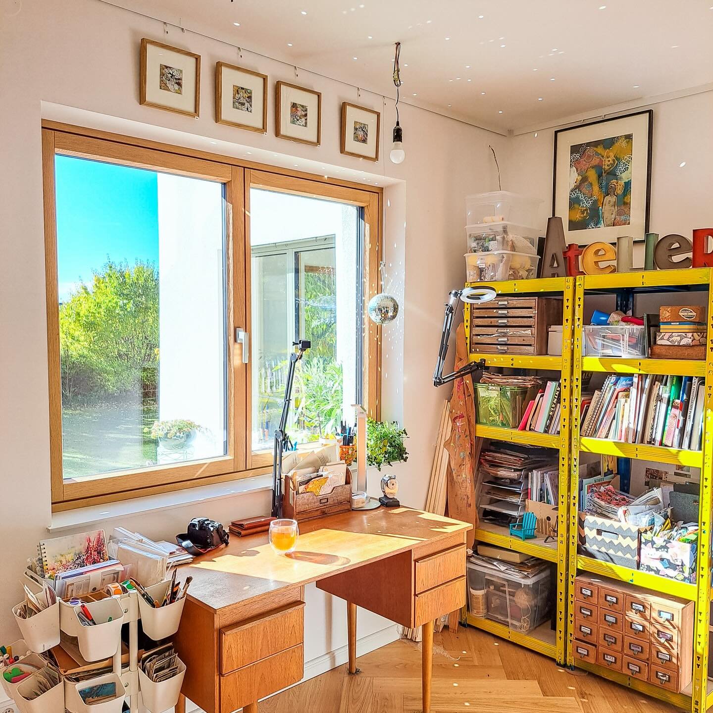Einmal Sonne bitte. 
Ohne Sonnenschein fehlt mir im Atelier die Magie. Die Strahlen bringen Leben in die Farben und inspirieren auf eine besondere Weise. Wer sehnt sich auch nach Licht und W&auml;rme? Lasst uns die Sonne gemeinsam herbeiw&uuml;nschen