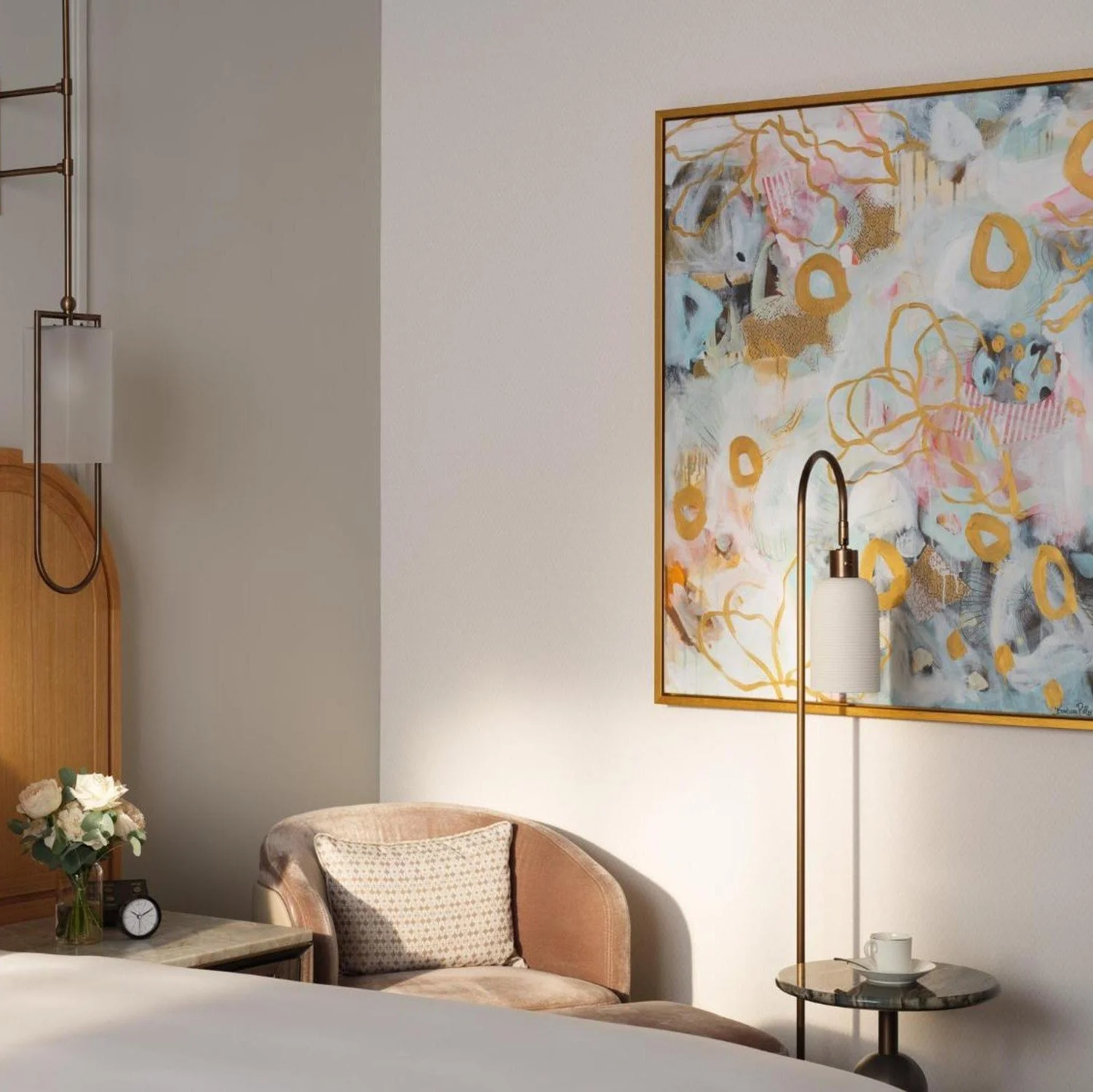 My artwork "I'll hold you forever" @ Mandarin Oriental Vienna @mo_vienna 

The gold once again symbolizes the sun and optimism, while the subtle shimmer throughout the piece reflects the aura of two people deeply connected.

It is both a lo