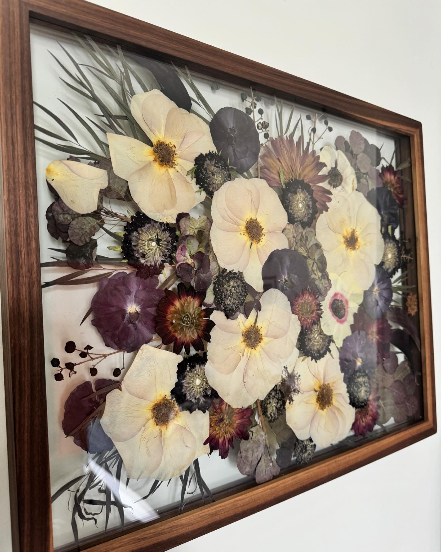 Our wedding flowers, preserved, pressed and framed! 😍🥀 Thank you @francisfoliage for doing such a wonderful job and @bloom_and_co for the most beautiful bouquet! At first I wasn&rsquo;t going to preserve the flowers but I loved my bouquet so much ?