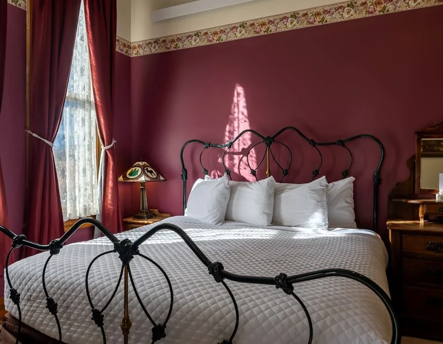 Queen room