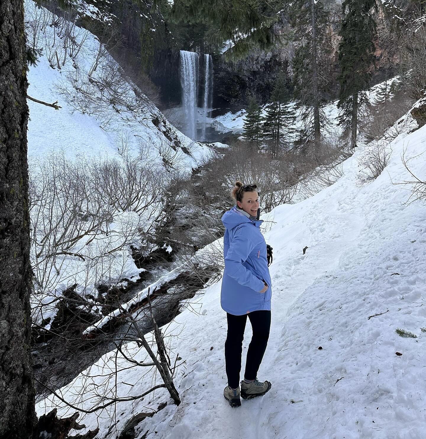 A lovely day for a Tamanawas Falls snow hike with my hiking buddy @lilasimm who looooves the snow! It was pretty easy with my trusty crampons, thank you @sophpolitzer. There were only a couple of dicey/icy/narrow spots. So good to get out to the wint