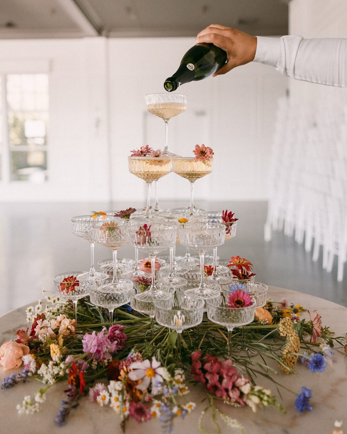 who else loves a champagne tower? 🙋🏻&zwj;♀️