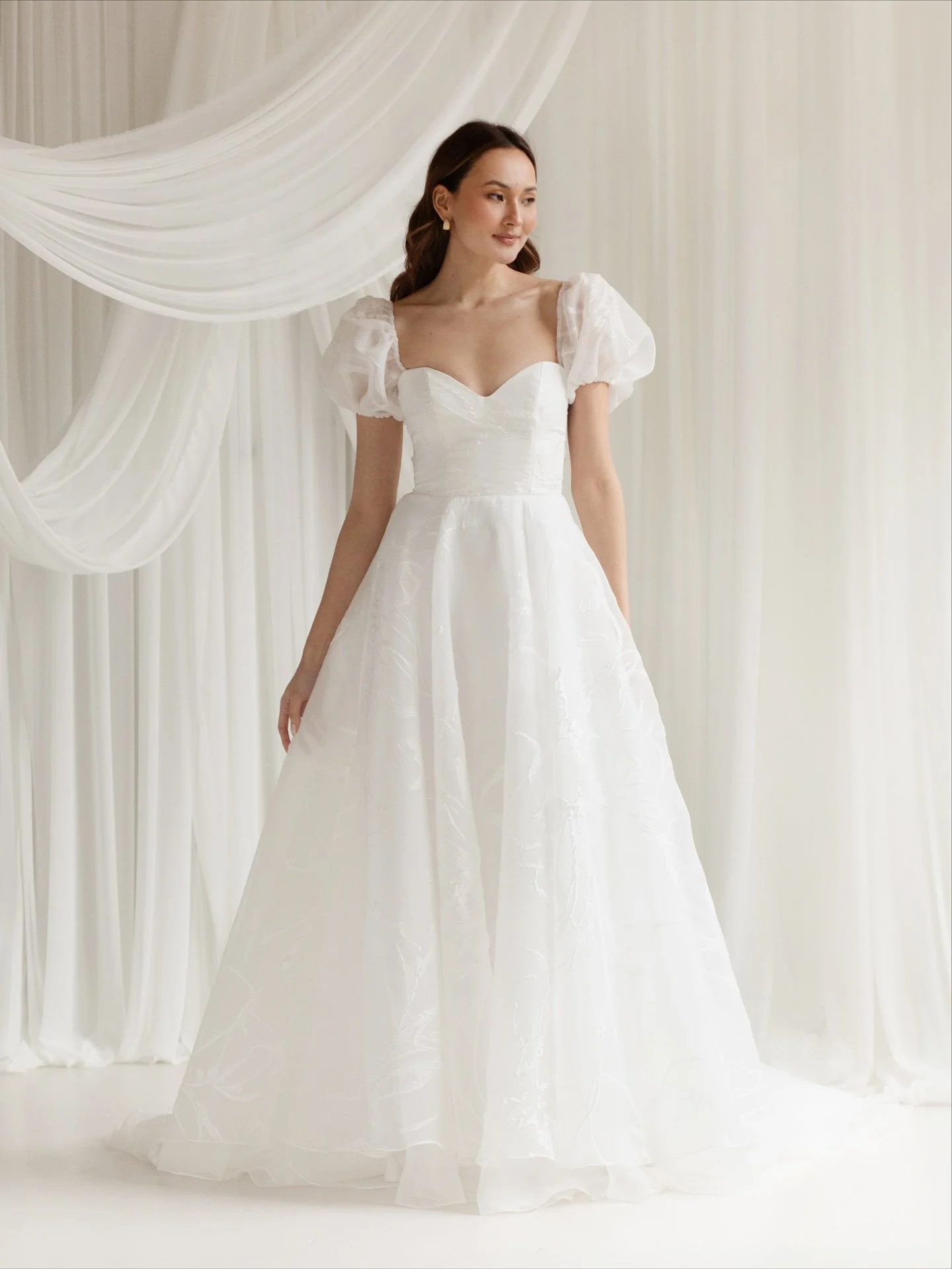 desiree by @truvellebridal is straight out of a fairytale ☁️✨ 

designed for versatility, she can be worn with puff sleeves, cap sleeves or strapless!