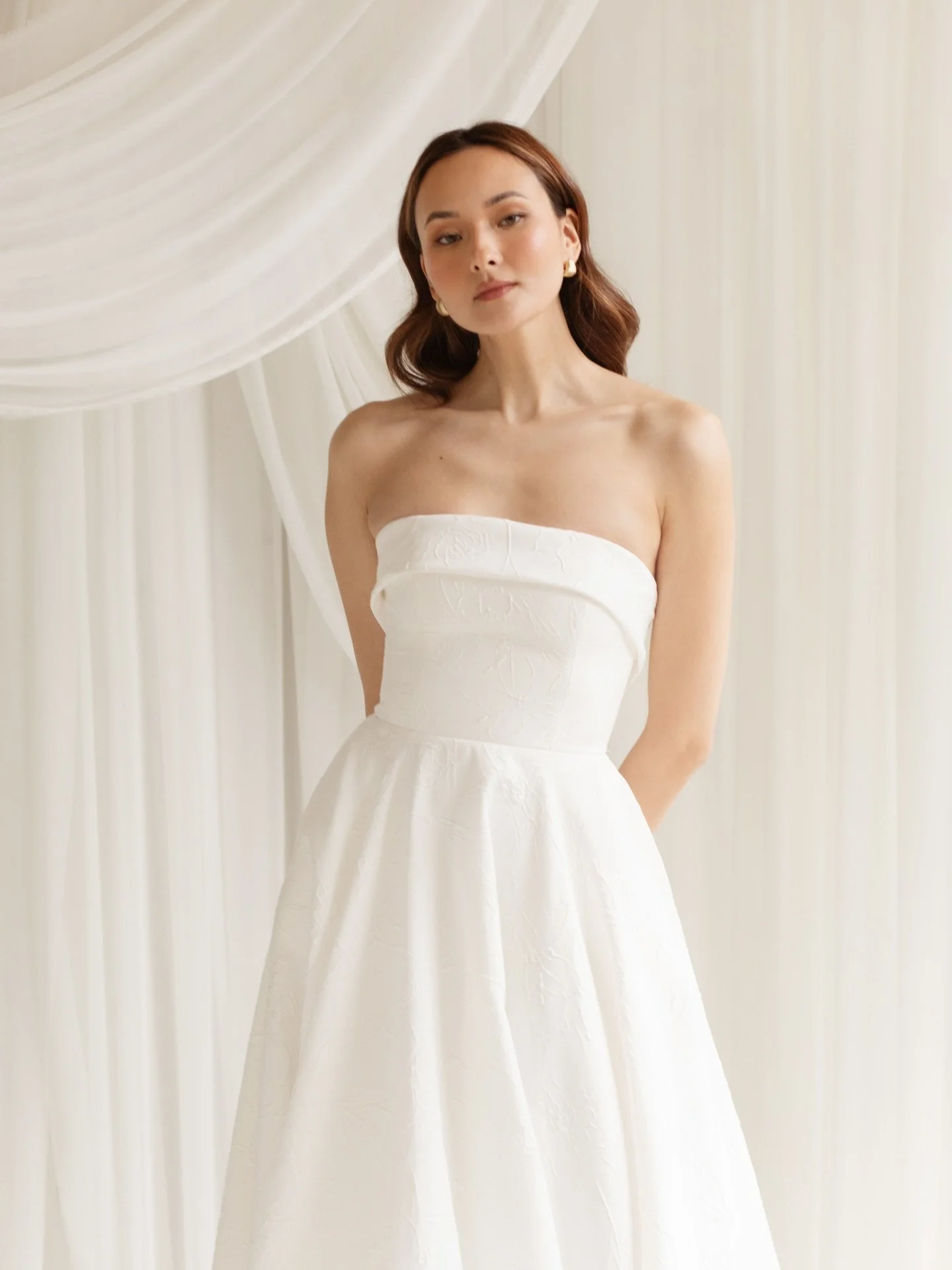 we can&rsquo;t get enough of the floral jacquard fabric on cassie by @truvellebridal 🤍