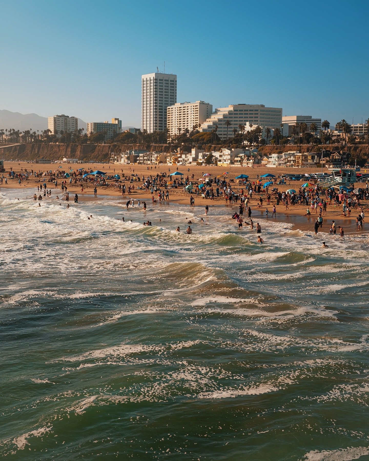 Lovely day being tourists with some of my favorite people. The Griffith Observatory, a bangin&rsquo; lunch in Los Feliz, attempting to do acrobatics at Muscle Beach, sunset and sushi at the Santa Monica Pier. Action packed weekend. 

Gotta start taki
