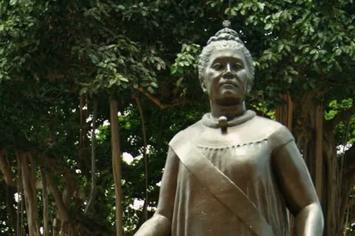 haunted honolulu queen liliuokalani statue