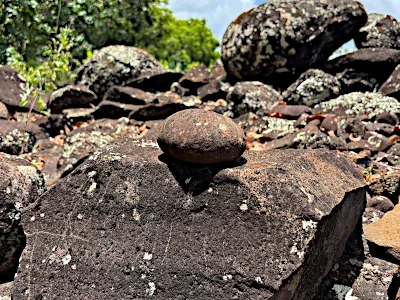 A round pohaku place atop the wall of the sacred Poliahu Heiau