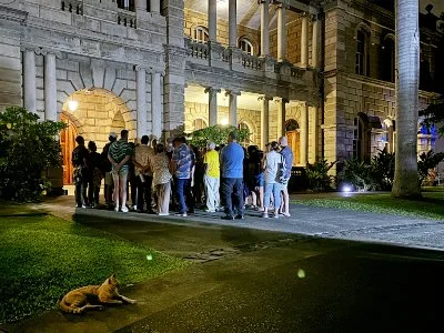 Large crowd listens to Hawaiian ghost stories in haunted Honolulu