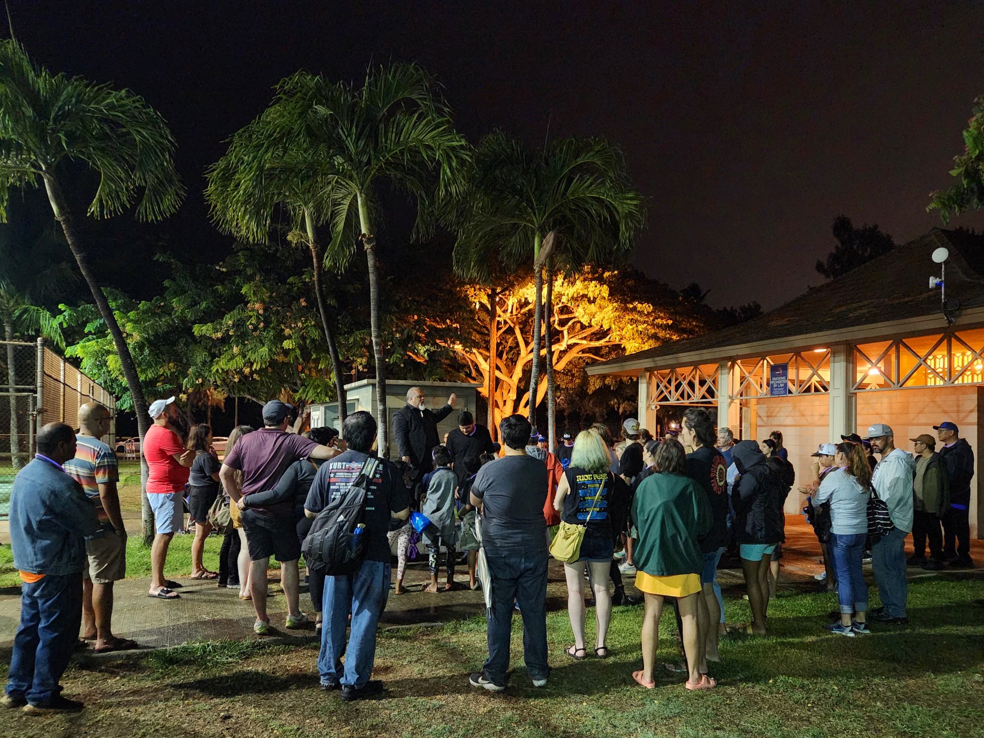 Honolulu ghost tours Waikiki night marchers big crowd listens to Lopaka's Hawaii ghost stories