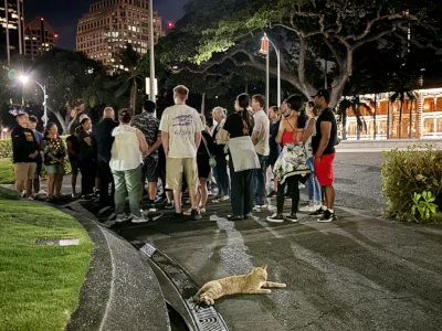 Honolulu ghost tour crowd hears tales of night marchers at Kamehameha statue