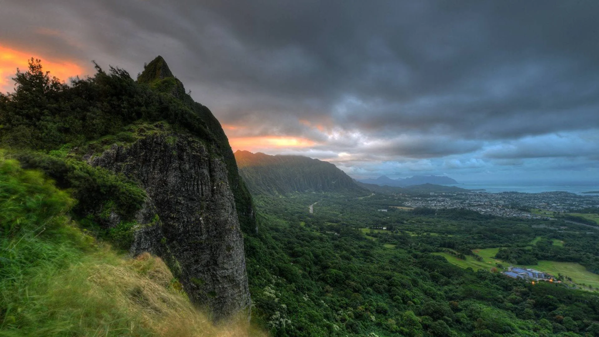 Honolulu ghost tour view of the sunset at the haunted Nuuanu Pali