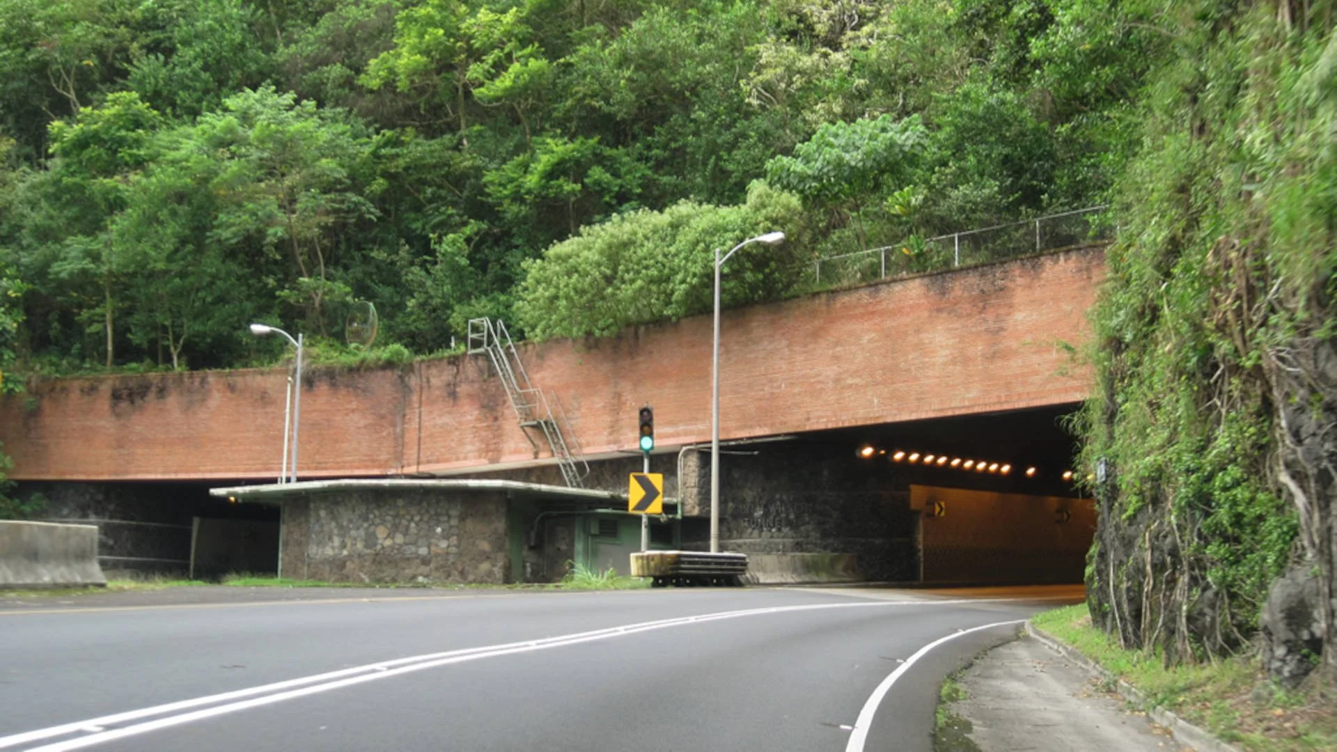 Honolulu ghost tour haunted Wilson Tunnel and Likelike Highway