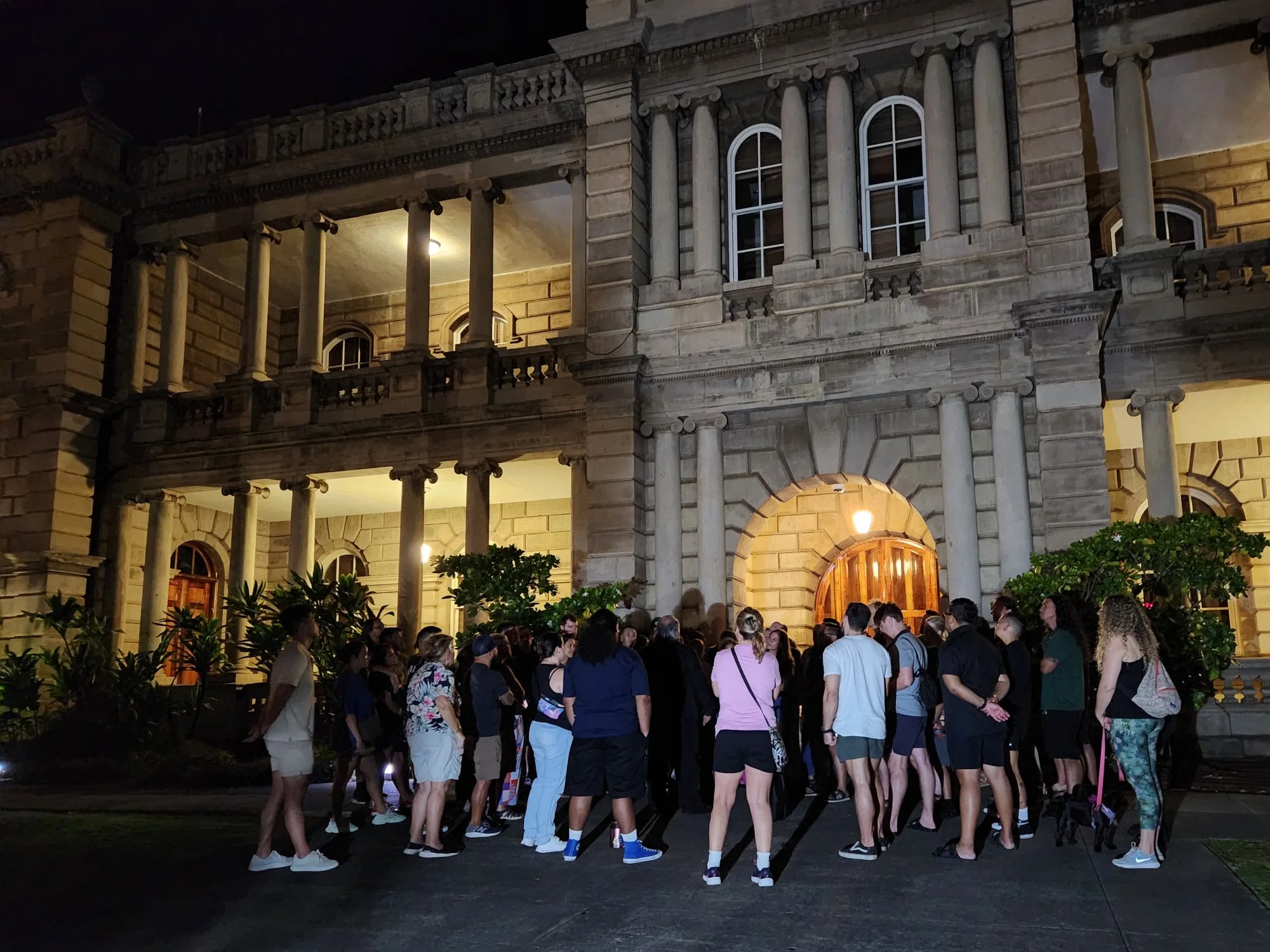 Honolulu ghost tour dozens of paranormal enthusiasts gather in front of Ali'iolani Hale to hear ghost stories