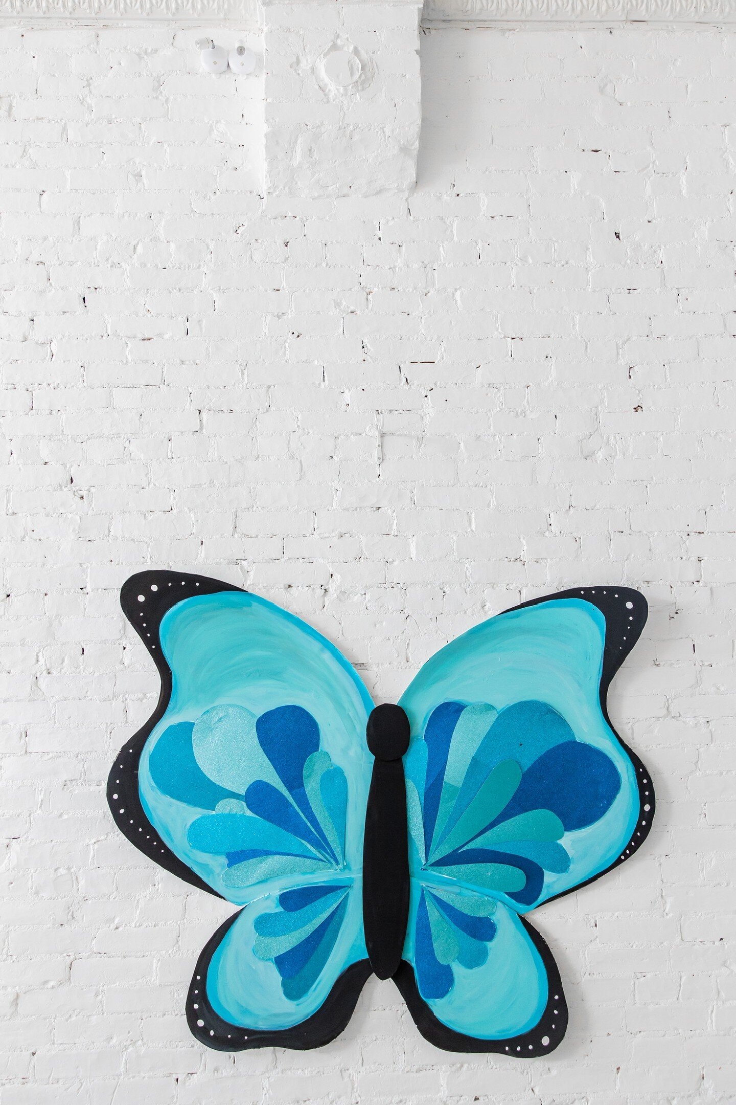 Even though Taylor Swift 𝓯𝓵𝓮𝔀 𝓪𝔀𝓪𝔂 to her next stop on her tour, she&rsquo;s still the talk of the town🦋 We are in love with this butterfly backdrop that goes perfectly with her first album debuting as Taylor Swift🎶 
*
*
*
#ohiopartyvenue #