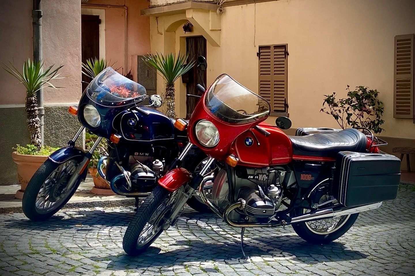 BMW R100S &amp; R100CS - Greetings from Italy 🏍️🇮🇹
📸Enrico Giovanni Carluccio
#bmwmotorrad #bmw #motorcycle #classic #vintage 
www.darkshadowgarage.com