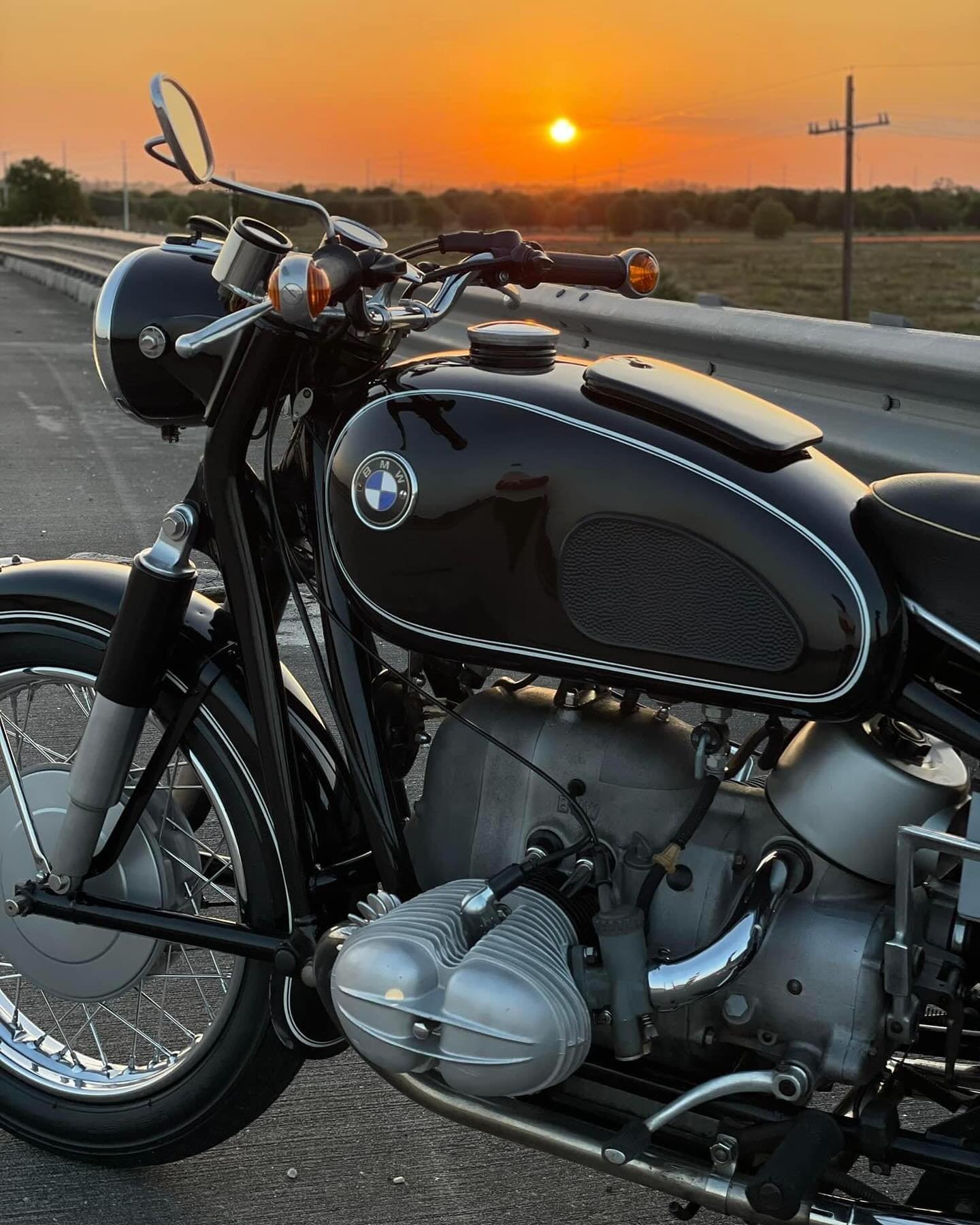 Beautiful ride into the sunset with BMW R60/2
📸 by Andy Jansky
#bmwmotorrad #bmw #motorcycle #classic #vintage
www.darkshadowgarage.com