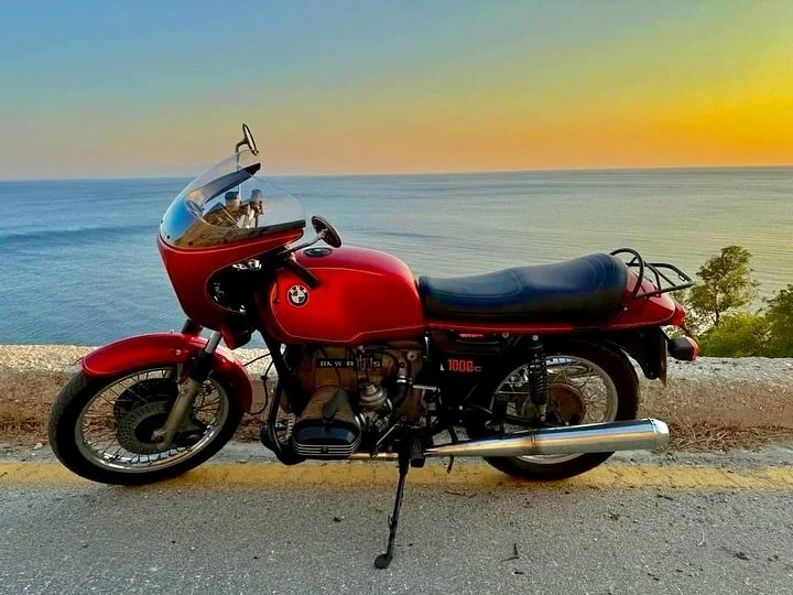 BMW R100S - 1978 - just beautifull rebuild and restoration result in a Greek sunset. So coll you just freak out 🥰
📸Giannis Effie Varvagianni
#bmwmotorrad #bmw #motorcycle #classic #vintage #airhead #bmwboxers #boxerengine #darkshadowgarage #bmwmoto