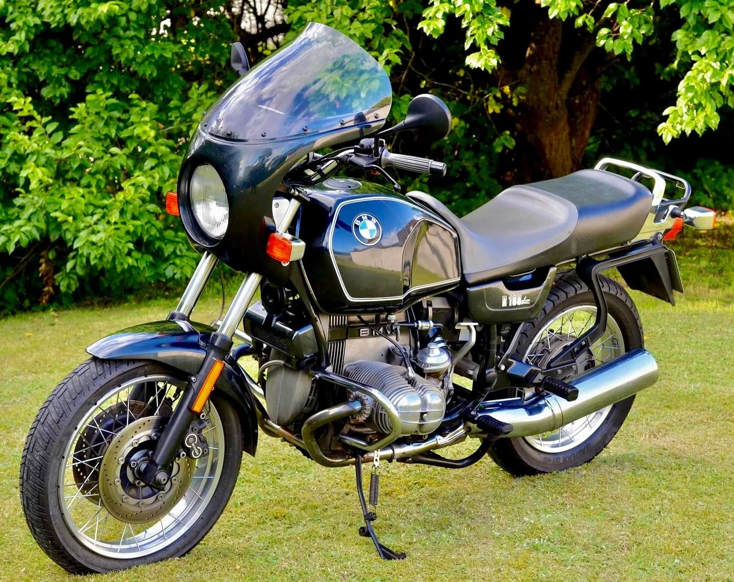 BMW R100R from 1993, still a fantastic cycle to drive👌
📸Villy Nedergaard
#bmwmotorrad #bmw #motorcycle #classic #vintage #airhead #bmwboxers #boxerengine #darkshadowgarage #bmwmotorcycle #classicbike #makelifearide #soulfuel
www.darkshadowgarage.co