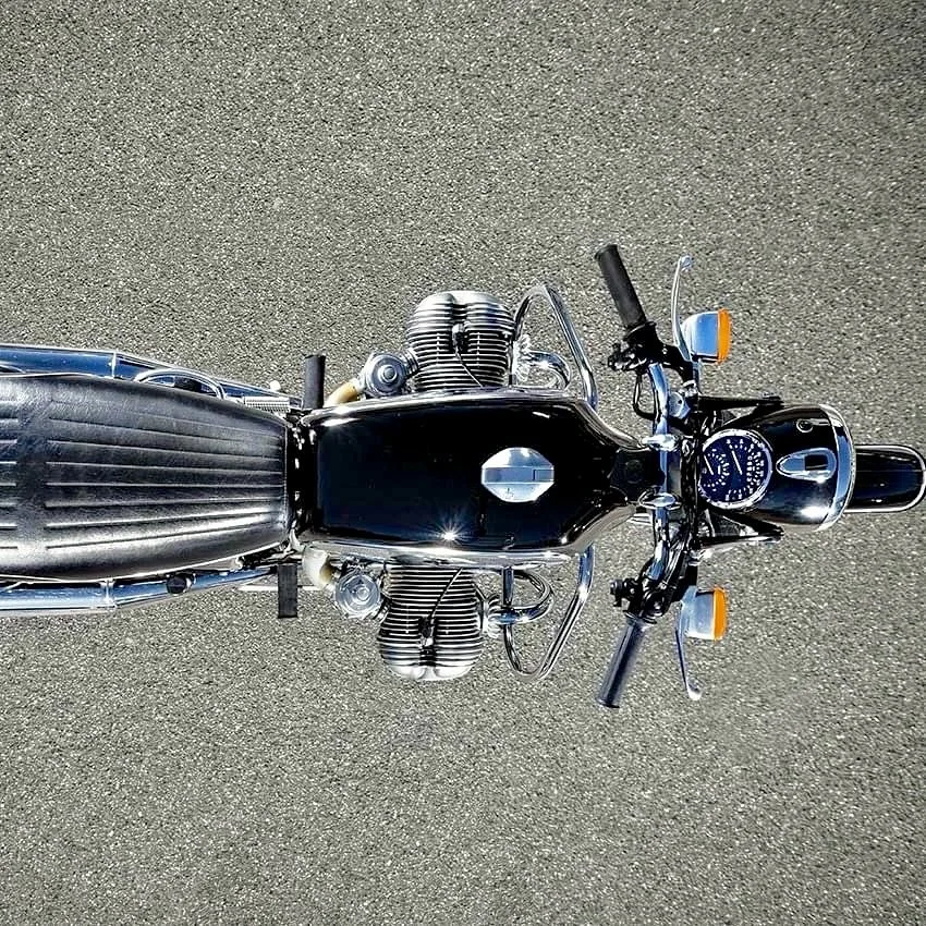 BMW R75/5 - 1973 helicopter view of the classic, love it❤️
#bmwmotorrad #bmw #motorcycle #classic #vintage #airhead #bmwboxers #boxerengine #darkshadowgarage #bmwmotorcycle #classicbike #makelifearide #soulfuel
www.darkshadowgarage.com