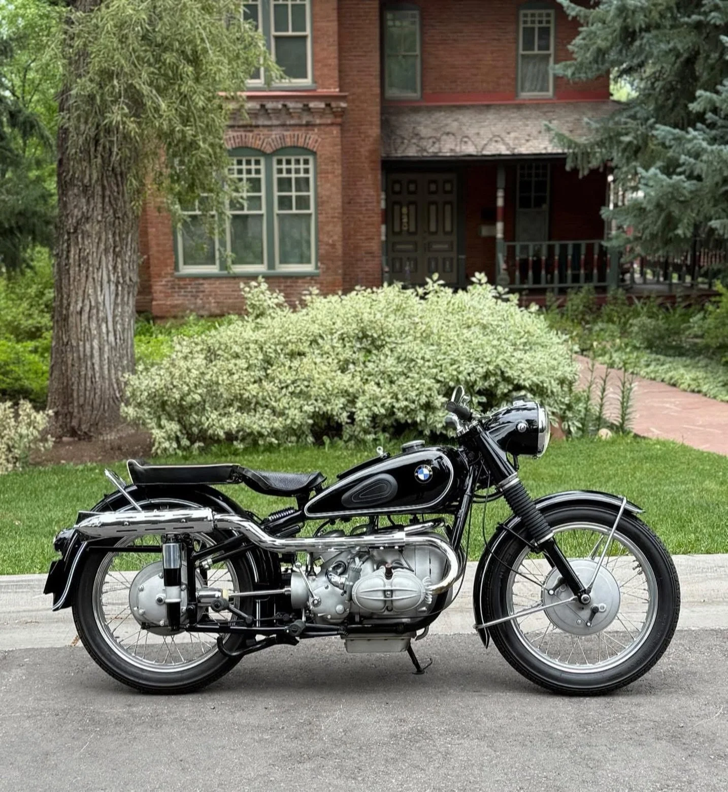 BMW R68 - 1954 in a perfect flow design. Just the bike of the 50&rsquo;s
📸 James Young
#bmwmotorrad #bmw #motorcycle #classic #Airhead www.darkshadowgarage.com