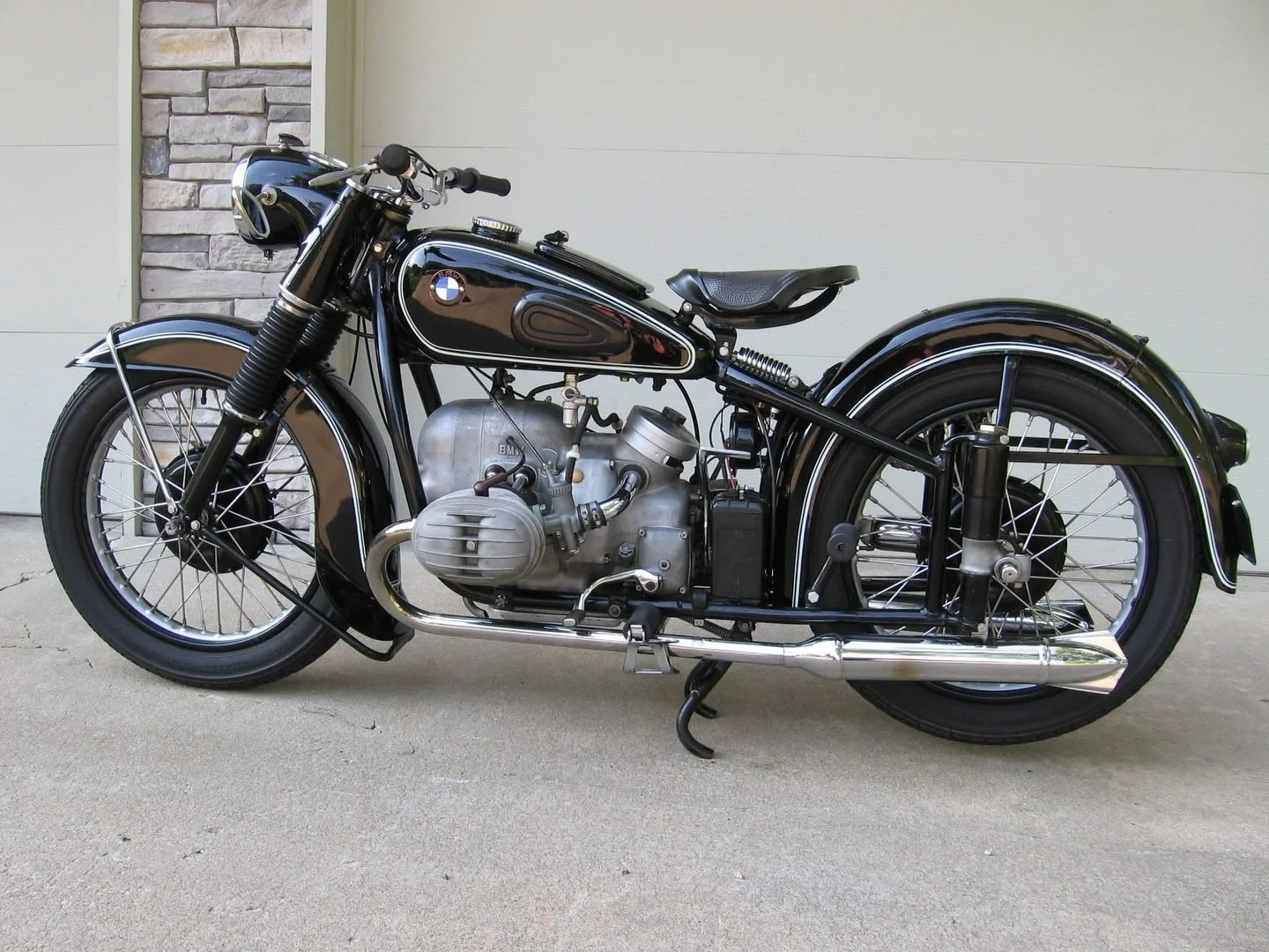 BMW R67/2 - 1952 🤩🤩🤩
🏍️📸Seroj Terian
#bmwmotorrad #bmw #motorcycle #classic #Airhead www.darkshadowgarage.com