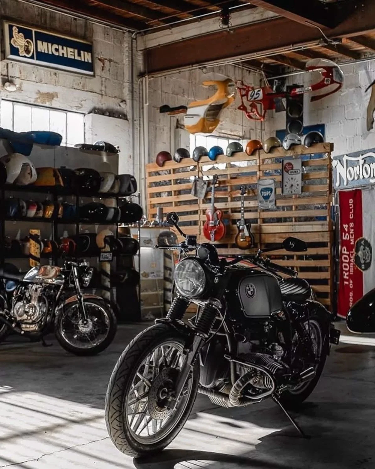 BMW R100 and other classics in the garage. A nice worshop for mastering the art of tinkering with motorcycles. 
🏍️📸: @burnupcompany in West Palm Beach, FL. photo by @vincent.anthony.conti
#bmwmotorrad #bmw #motorcycle #classic #Airhead www.darkshad