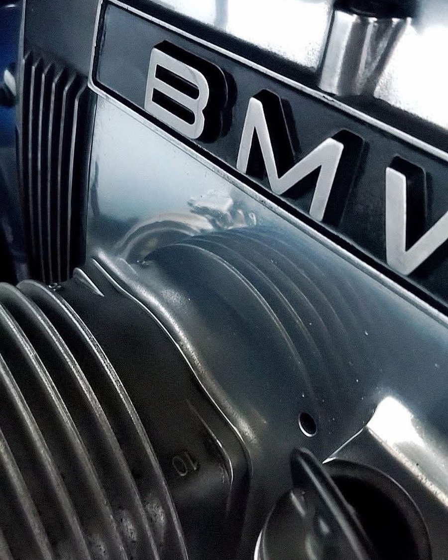 BMW Airhead boxer engine in polished aluminium finish, do you agree with the song name?
BMW R100RS
📸 Ryu Nishimura
#bmwmotorrad #bmw #motorcycle #classic #Airhead www.darkshadowgarage.com