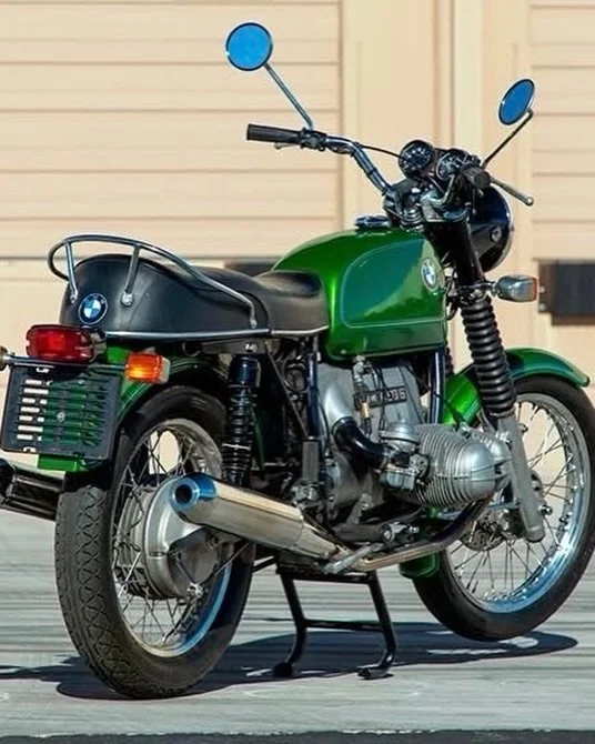 The 1974 R90/ in 1974 Nuerburg Green, paint code 077. Is the green the new black? Hell no 😂
📸🏍️ Unknown
#bmwmotorrad #bmw #motorcycle #classic #Airhead www.darkshadowgarage.com