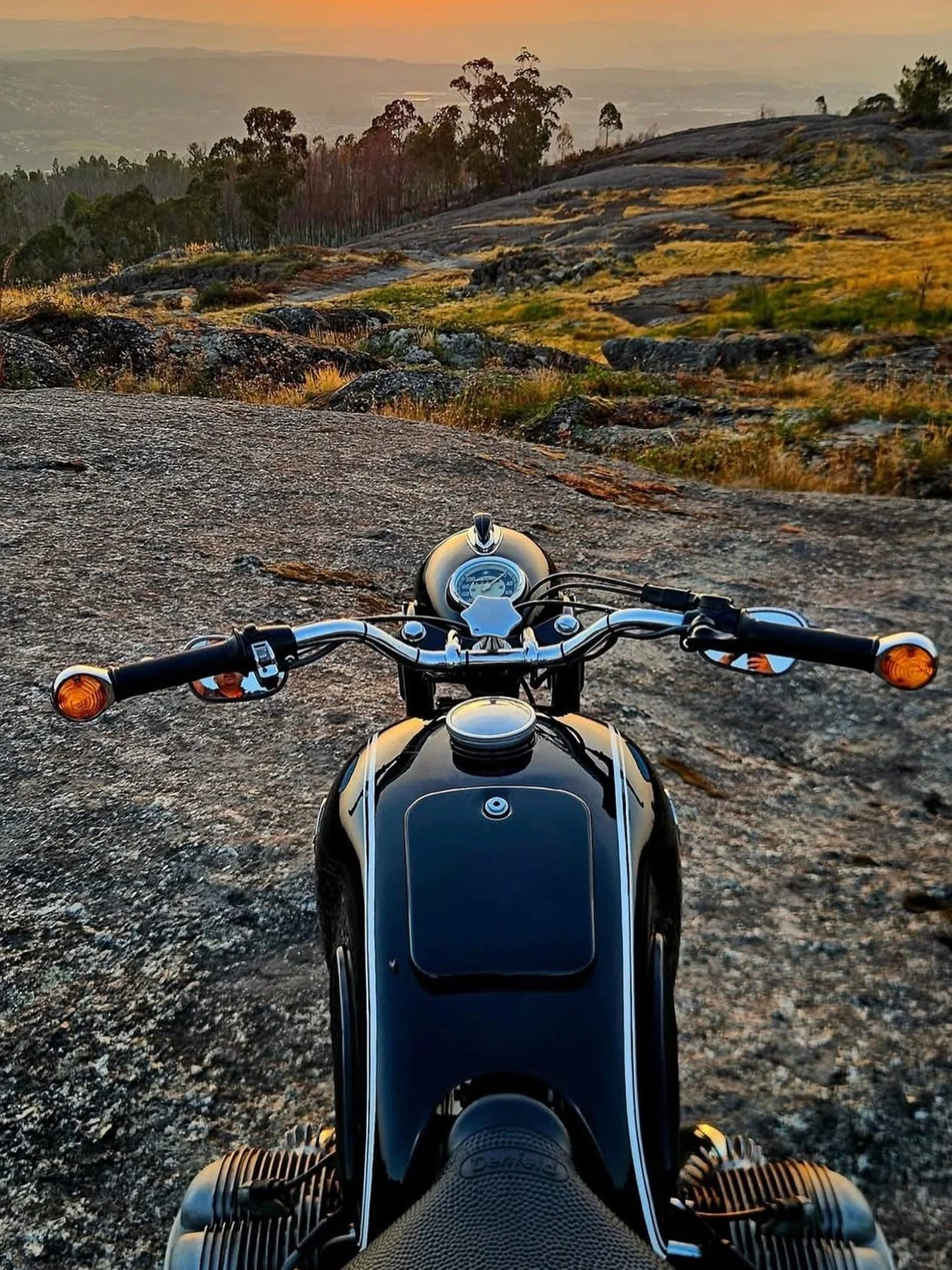 BMW R69S Cockpit view, Are you gonna go my way? 
#bmwmotorrad #bmw #motorcycle #classic #Airhead www.darkshadowgarage.com
