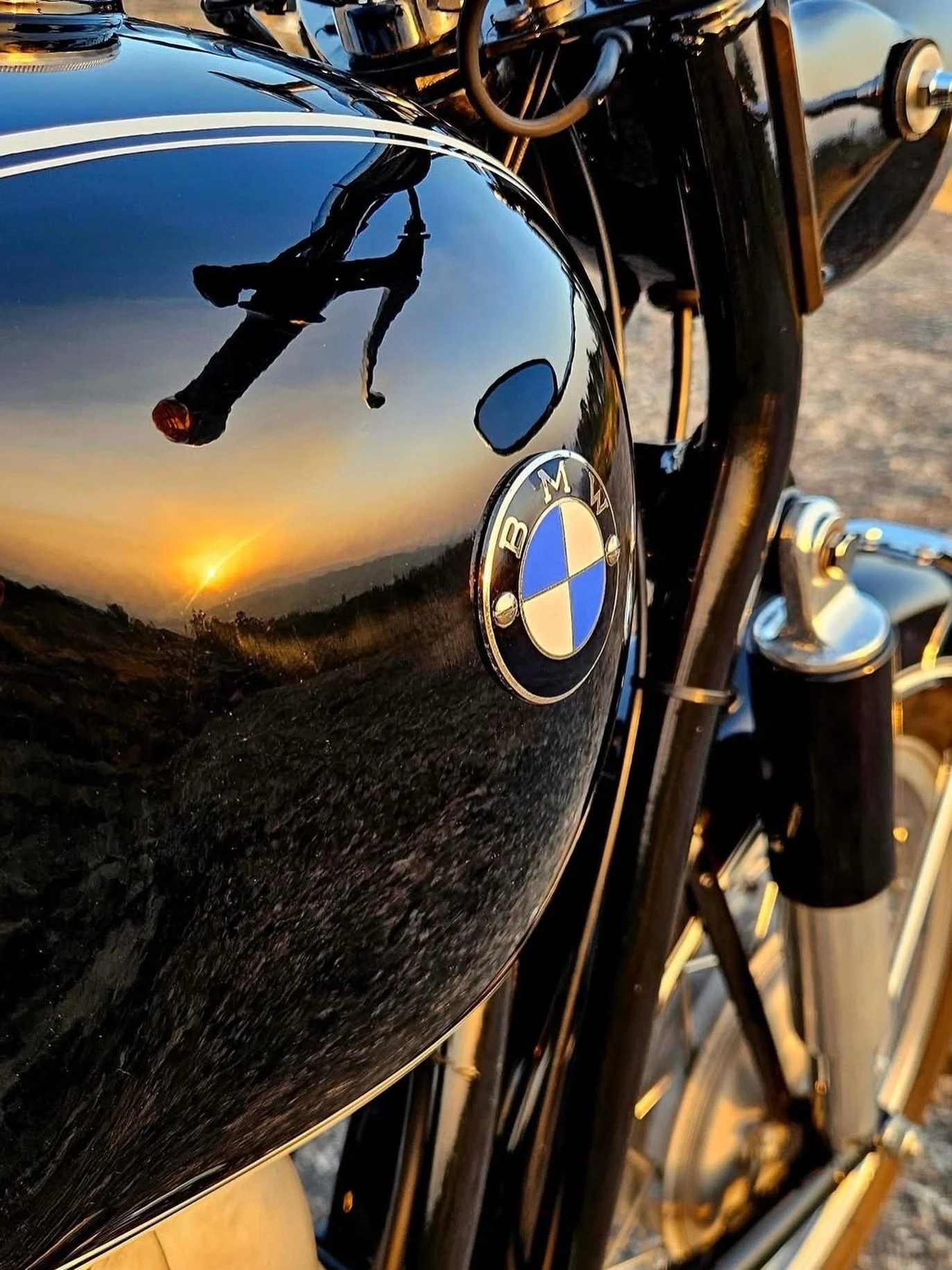 BMW R69S during sunset, what a view 🤩
#bmwmotorrad #bmw #motorcycle #classic #Airhead www.darkshadowgarage.com