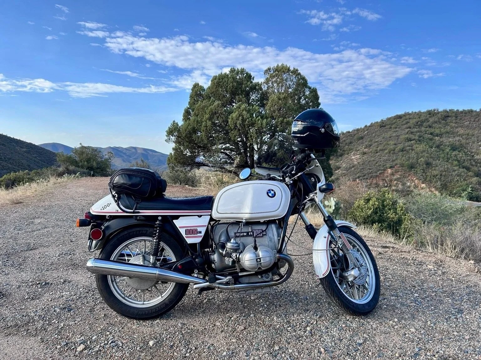 BMW R100S - 1978 and the sprinkle of happiness
📸 Steve Ruiz
#bmwmotorrad #bmw #motorcycle #classic #Airhead www.darkshadowgarage.com