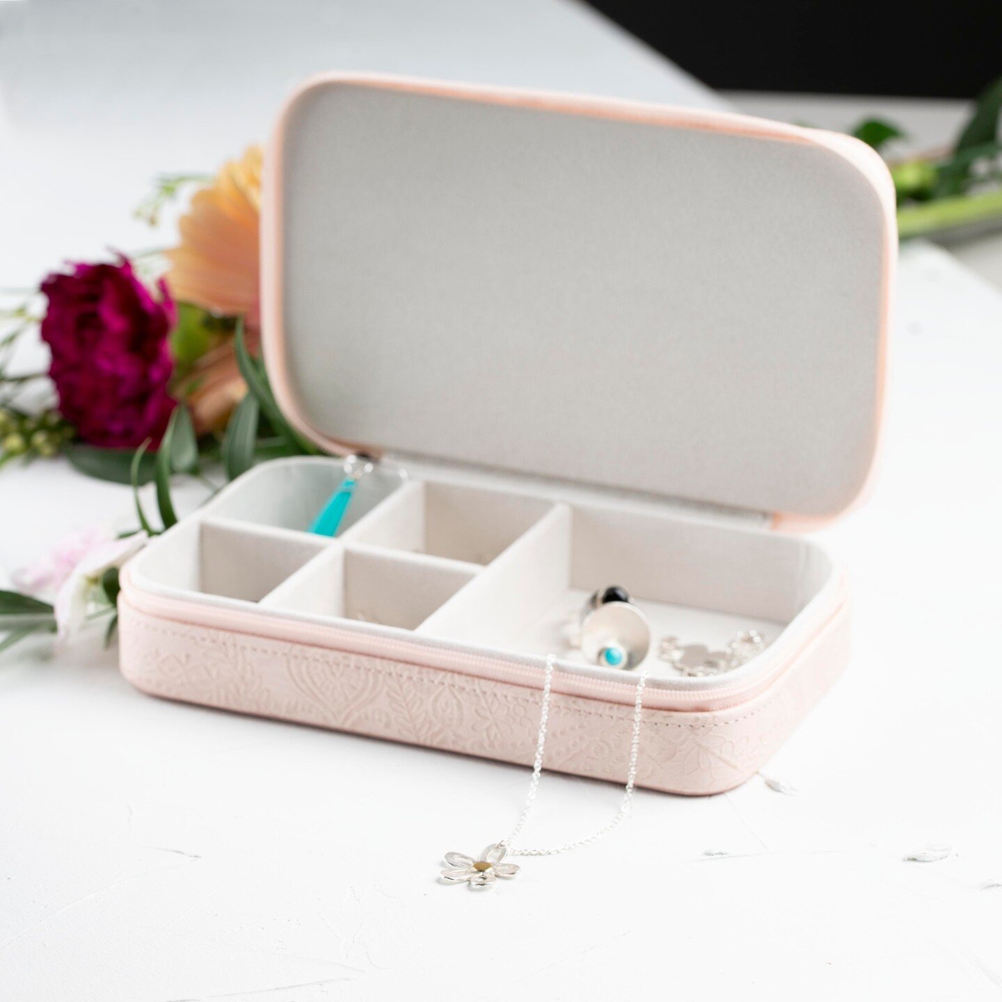 Perfect for all your precious pieces of jewellery. Wether at home or while travelling your jewellery will keep safe.⁠
⁠
This little box will keep your jewellery nice and clean and protect them from every day elements like lighting etc.