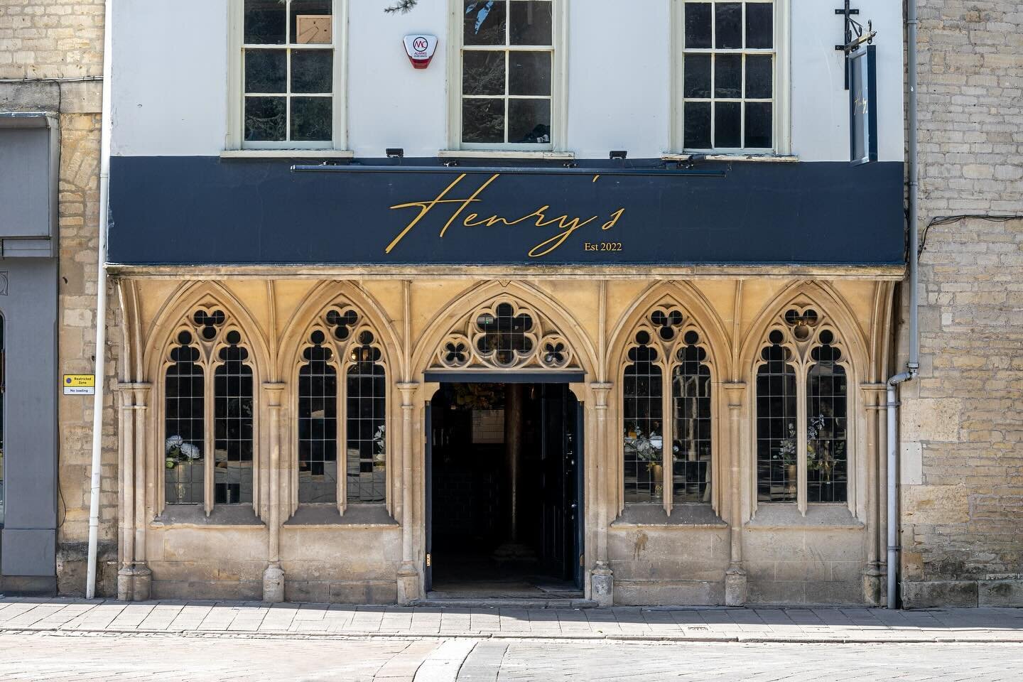 One of our top recommendations to guests - Henry&rsquo;s Seafood Bar and Grill in Cirencester. 
Fab cocktails, delicious food and a buzzing vibe perfect for brunch or dinner including alfresco courtyard dinning. Only 10 mins from The Lodge. 
If you f