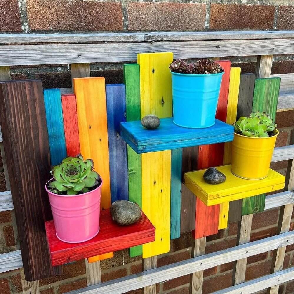 Beautiful vibrant colours on this project by @hitori_woodcraft for the #workshopbanterchallenge - I'd love this in my garden!