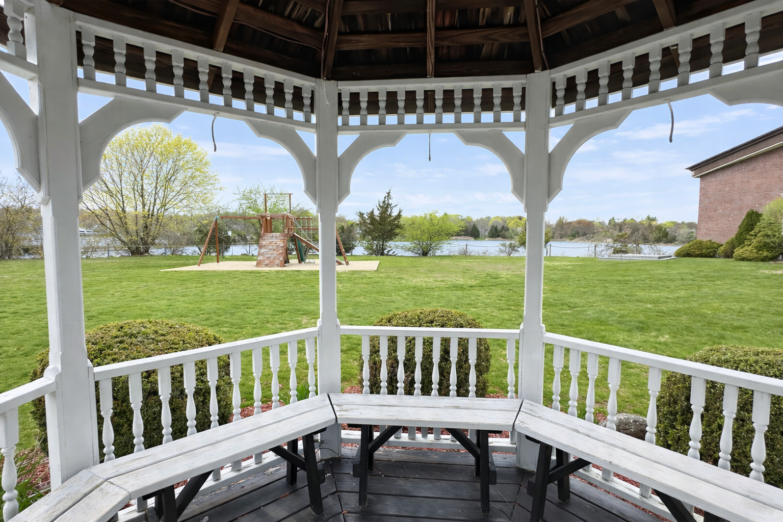 Gazeebo_Inside_View.png