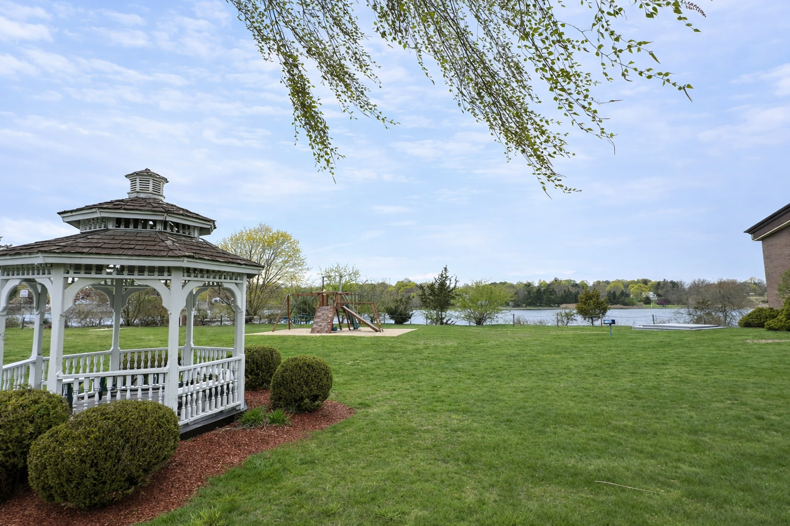 Gazeebo_Right_Side_View.png