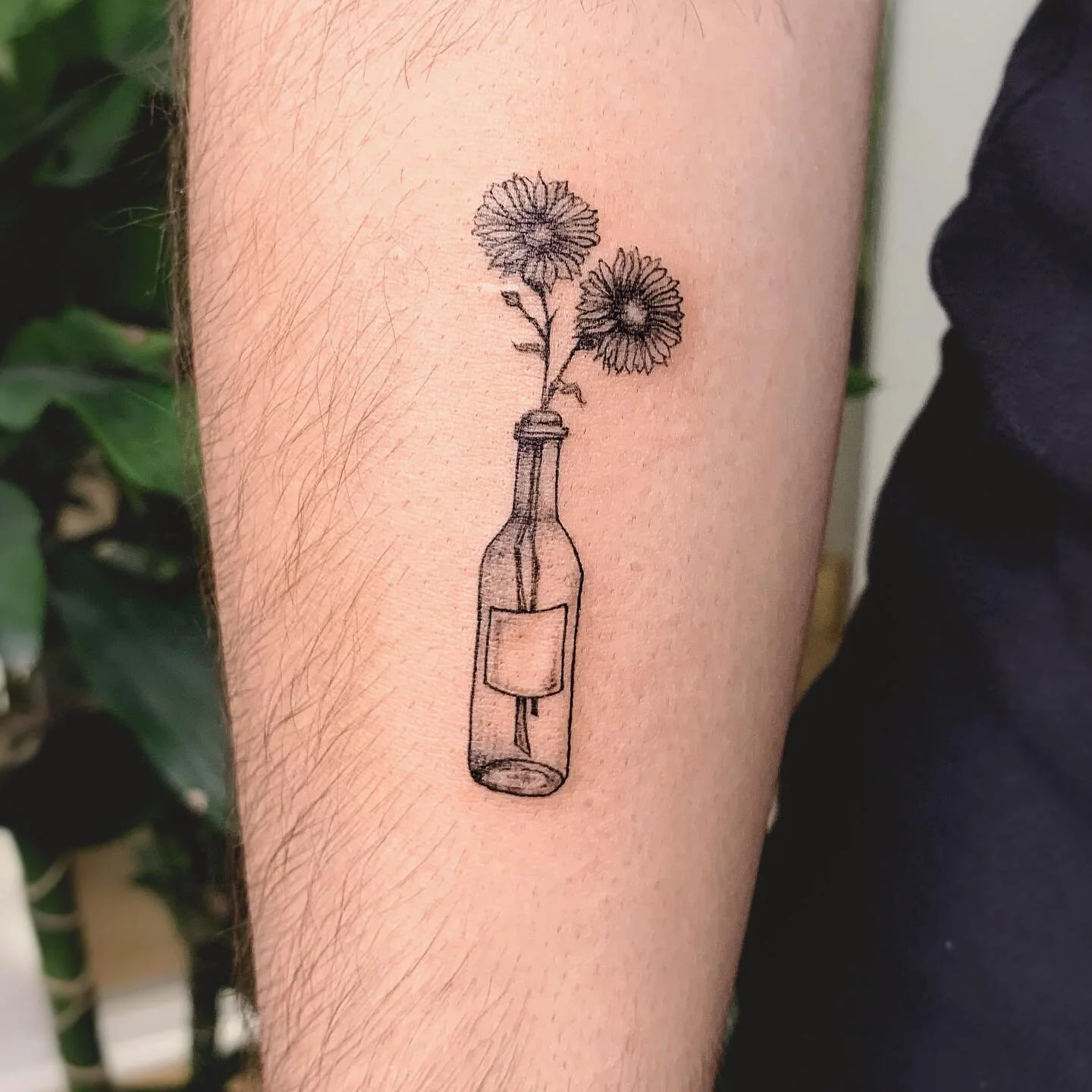 Two asters in a bottle for the nicest @adamdire done a while ago. Thanks again for the lovely session and for your trust with your first machine tattoo.

📍@studioplurielles 
🖊@bishoprotary
🖤@silverbackink 

#tattoo #mtl #smalltattoo #cutetattoos #