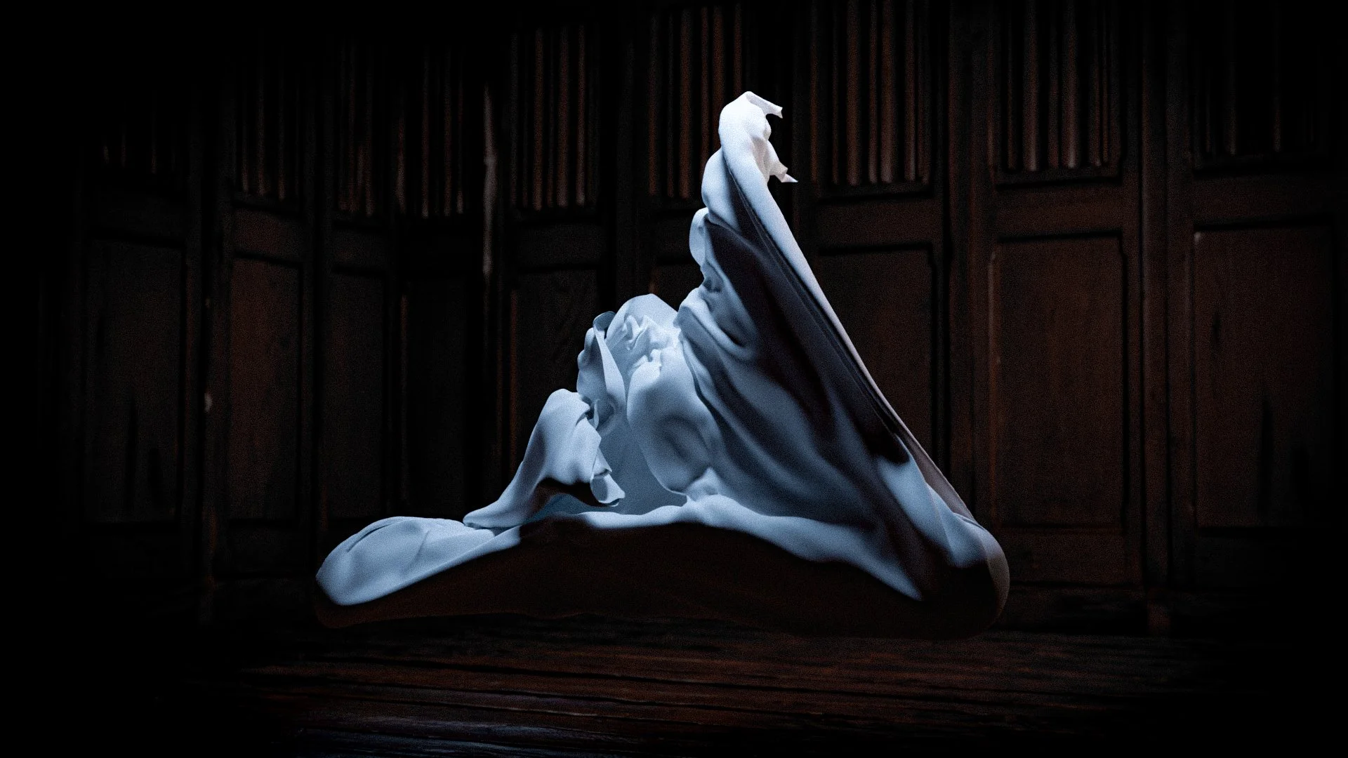 Une sculpture abstraite en blanc contrastant avec un mur en bois foncé, illuminée de manière dramatique.