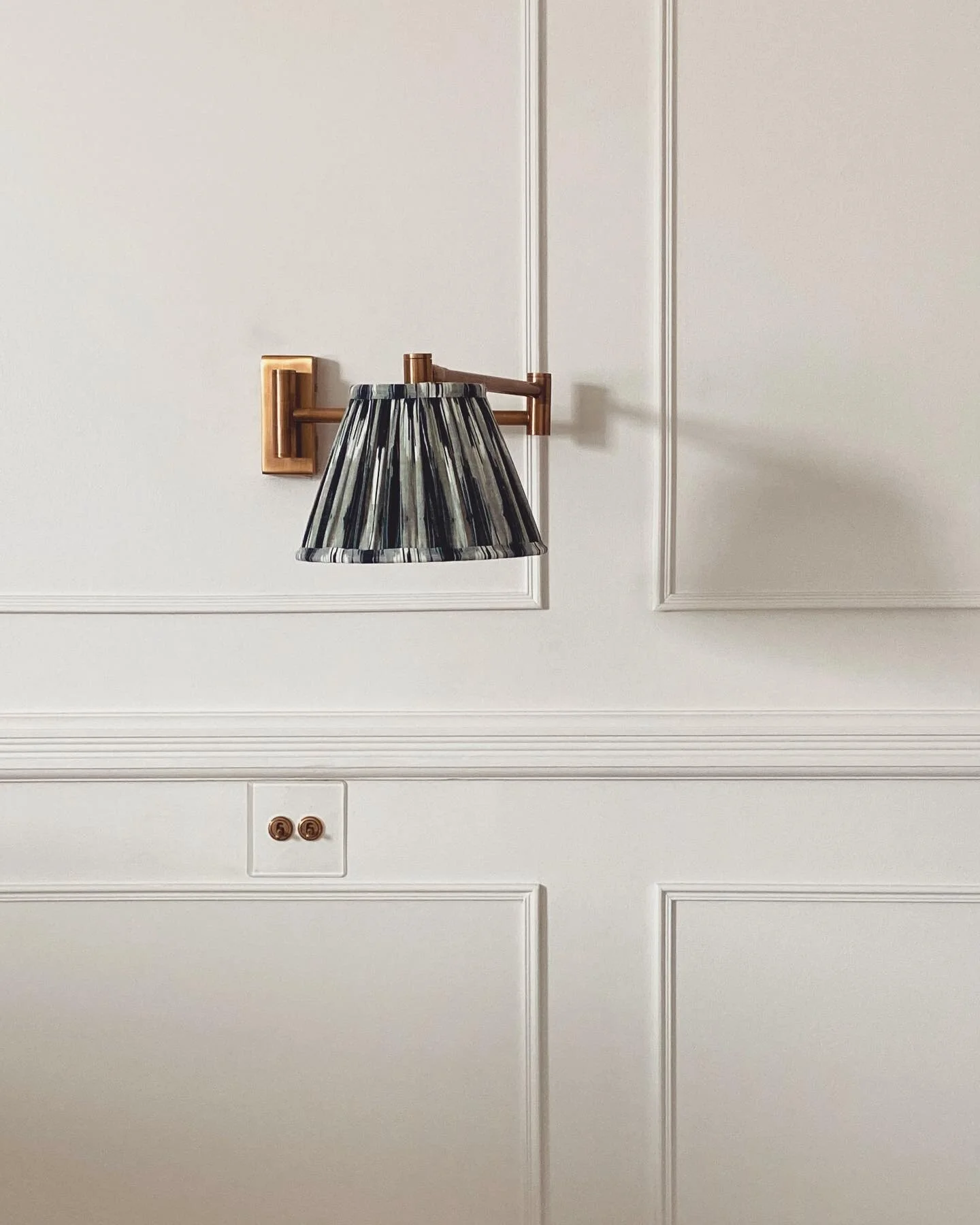 When the reality exceeds the expectation 😍 Stunning finishes in our Battersea project including bespoke panelling, wall lights from @pookylights and switches from @corstonarchitecturaldetail 

.
.
.
.
.
.
.
.
#homerenovations #buildersofig #homeinsp