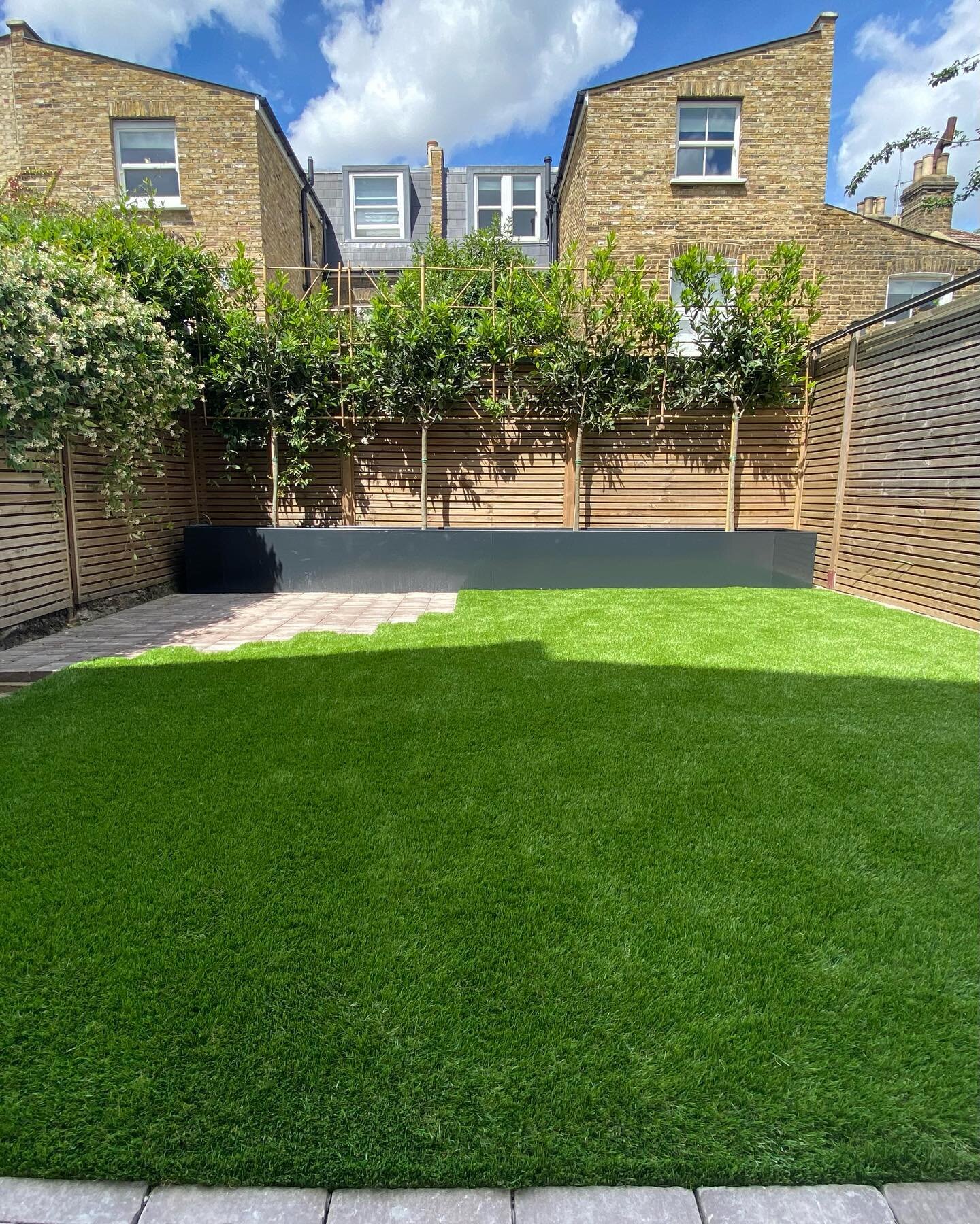 🌿 Fresh garden in Battersea 
➡️ Swipe to see the progress made ➡️ (and again to see our favourite little helper) 😊

If you&rsquo;d like to see more of our projects on our website click the link in our bio.

.
.
.
.
.
.
.
.
#homerenovations #builder