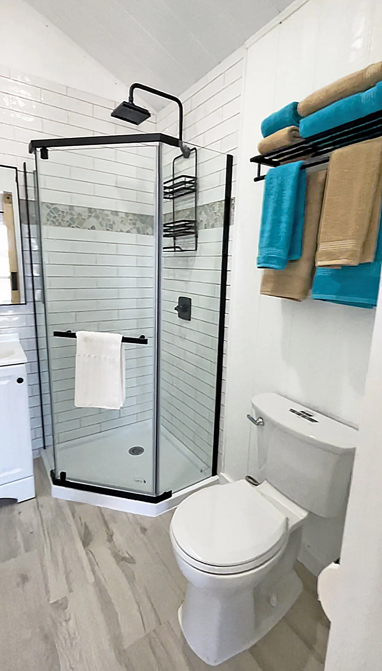 blue surf cabin bathroom.jpg