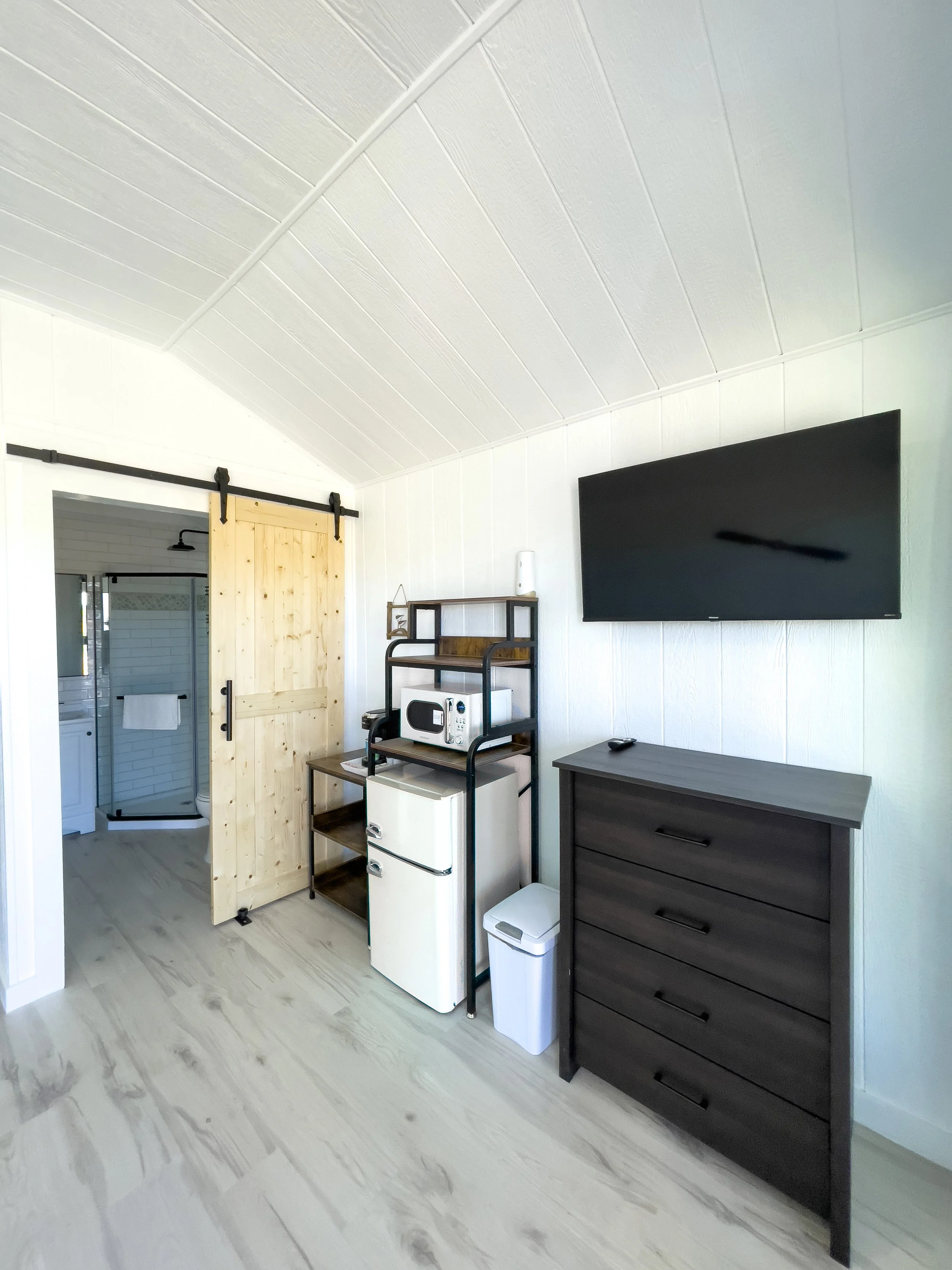 blue surf cabin tv view.jpg