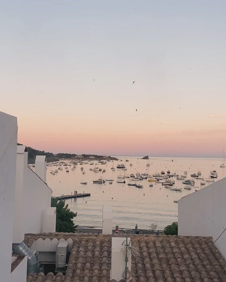 ✨ 

Reposar en lo sencillo. En aquello que no pide ni exige nada m&aacute;s.
Descansar en la suavidad de habitarlo todo. De no interferir, de no manipular. 
Respirar en esa suavidad. Quedarse ah&iacute; 5 minutos m&aacute;s, c&oacute;mo quien alarga 