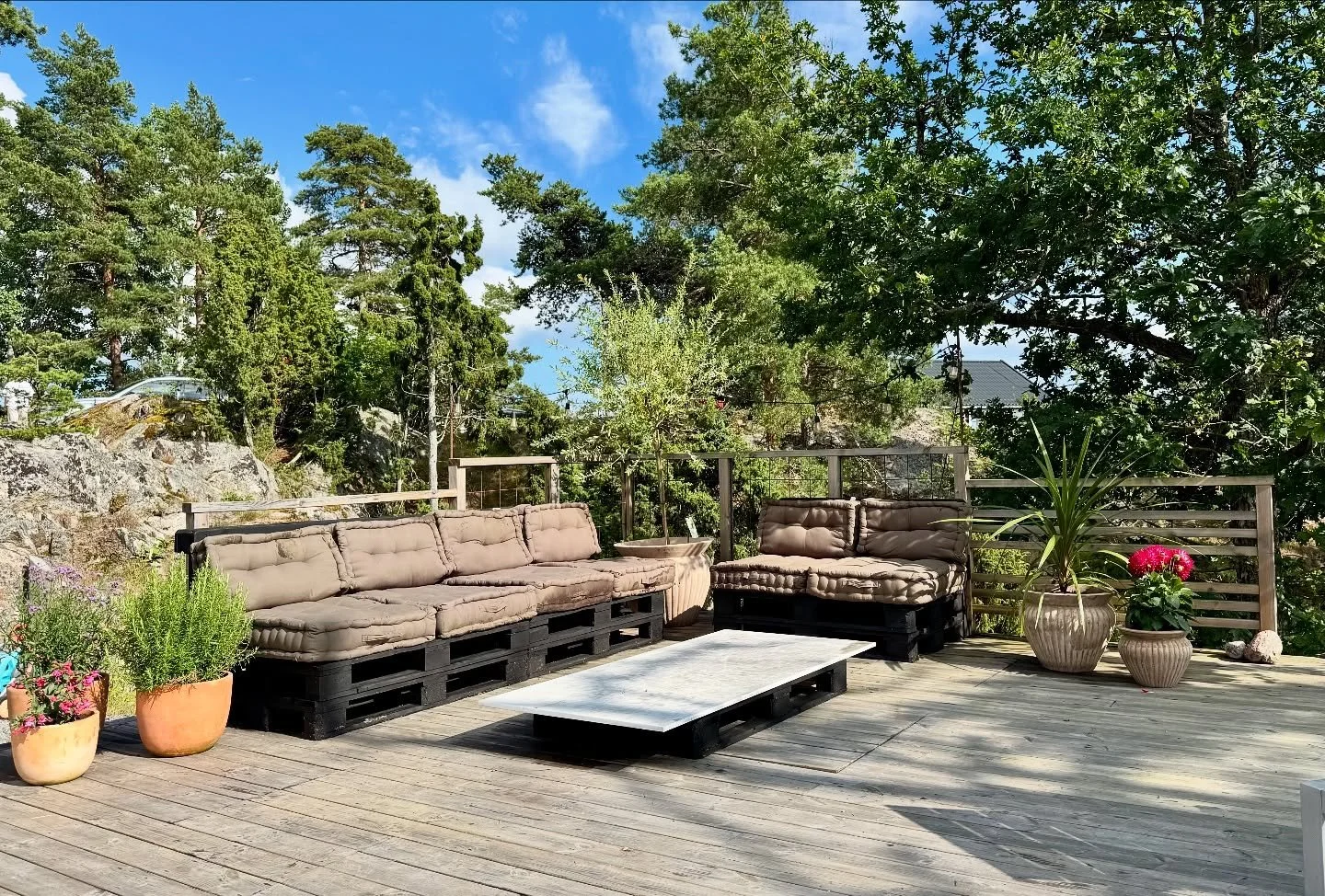 This year&rsquo;s little upgrade ✨ We upcycled old wooden pallets into the perfect outdoor couch! A splash of paint, some cozy cushions from @granit , and voil&agrave; &ndash; our new favorite hangout spot at Camp Kraft. 🌿🪵🛋️