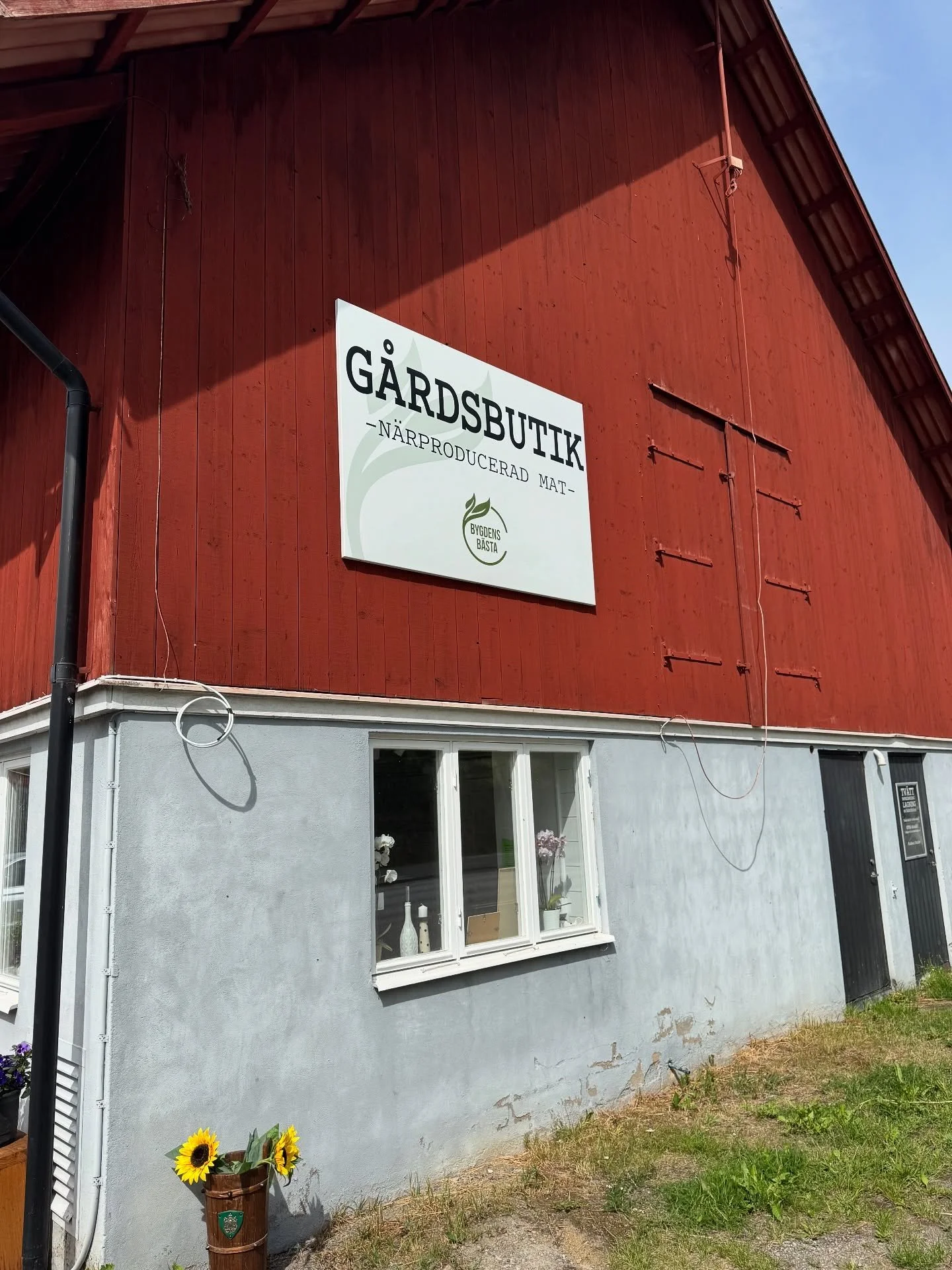 On your way to @camp.kraft make sure to stop by @nibblegardsbutik and pick up some organic eggs, locally produced salamis and other great product.  Are you a fan of local and organic produce?