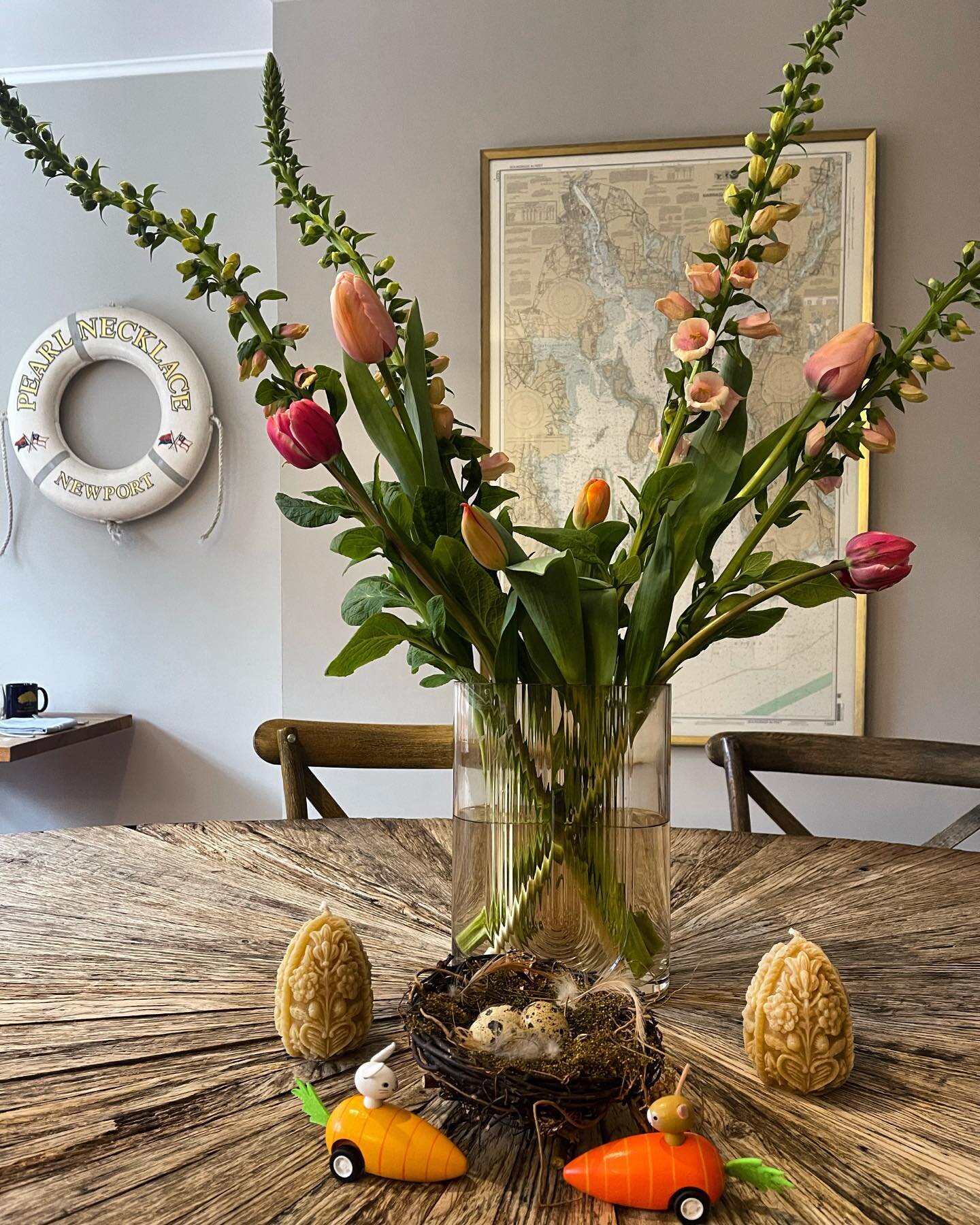 We&rsquo;re Easter ready here at the Chart House! We hope you&rsquo;re having a terrific spring weekend, no matter what your celebrating. 🥕🐰
.
.
#easter #flowerarrangement #spring #sprang #sprung #newportri #travel #boutiquehotel #bnb #airbnb #airb