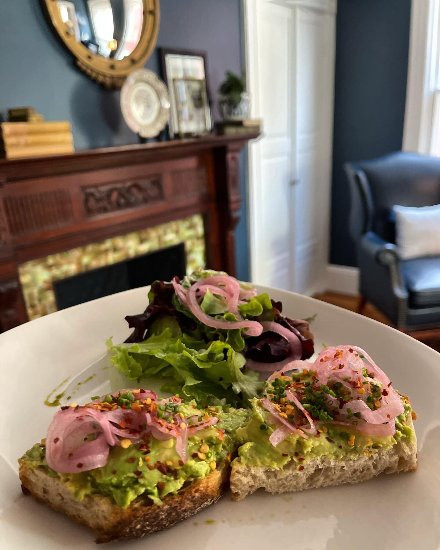 Avocado Toast to start the day ✅
.
.
#avocado #avocadotoast #breakfast #bnb #travel #inn #hotel #breakfastfood