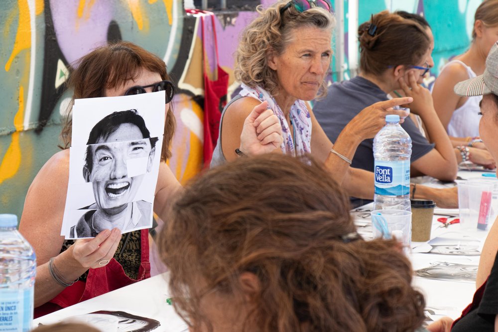 Personas participando en el taller artístico inclusivo 
