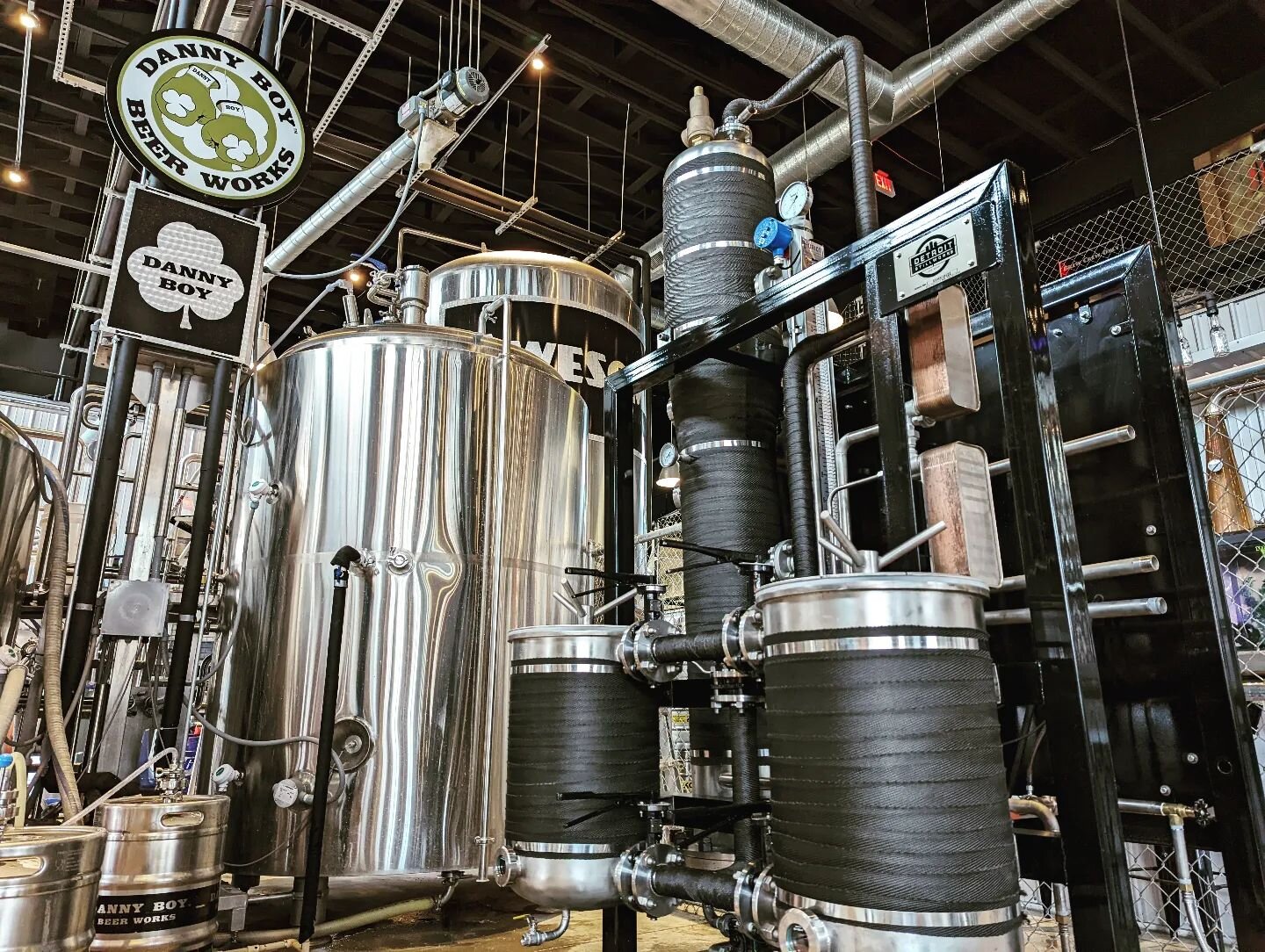 We are super stoked to have one of our Hot Rods at @dannyboybeer and can't wait to taste their new spirits! They know how to pack big production into this place. Doesn't this rig look right at home in a brewery? 
.
.
.
.
#distillery #distilling #craf